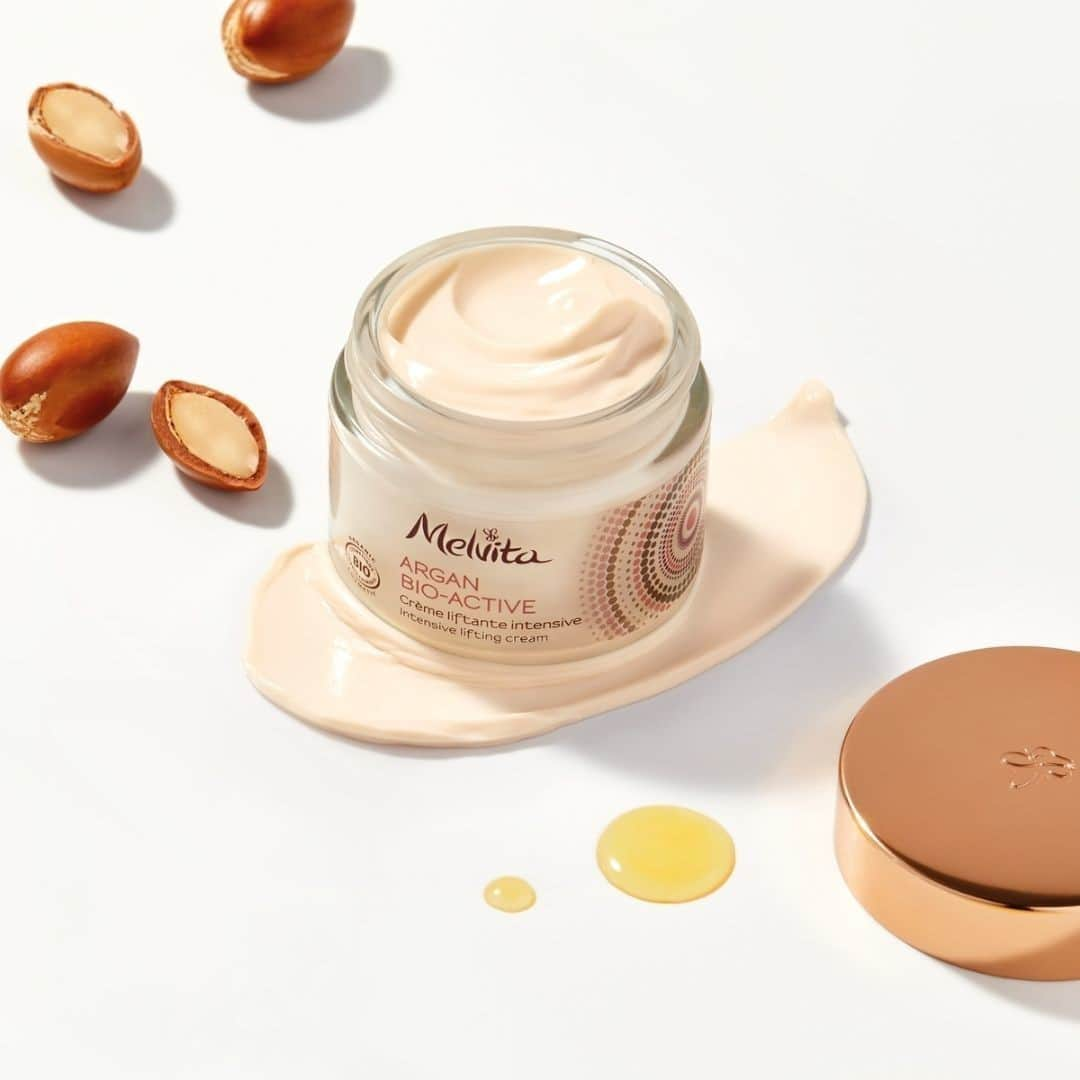 Melvita Officialさんのインスタグラム写真 - (Melvita OfficialInstagram)「Découvrez notre innovation Bio pour remonter le temps naturellement ! 😍  Laissez-vous tenter par notre nouvelle Crème Liftante Intensive Argan Bio-Active : Une texture riche et fondante pour une peau souple et ferme. ✨  Qui a envie de la tester ?  Disponible en avant-première sur notre site internet et dans les boutiques en propre Melvita  #Melvita #ArganBioActive #CremeLiftanteIntensive #HuiledArganMicrobiotique #antiage #lifting #beautenaturelle #liftingfacial #antiageglobal #antirides」2月24日 17時00分 - melvitaofficial