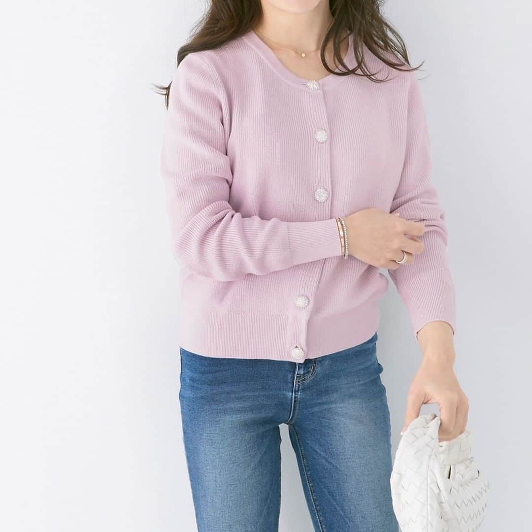 のインスタグラム：「🌸春はもうすぐ!今使えるおすすめカーディガン＆パーカー🌸  少しづつ暖かくなってきたこの頃。 今の時期から春まで使いやすい 薄手の羽織ものが気になってきませんか？  Liala×PGでは パール付き、ビジュー付き、 シンプルだけど気持ちいい生地、 フリルが大人可愛いものなど おすすめデザイン沢山ご用意しています🥰  こちらでご紹介しているものは全て即納アイテム♪ 是非ご覧くださいませ♪  【購入方法🛒】. @lialapg プロフィール欄URLより公式サイトへ♪. この投稿の画像をTAPしても◎. . ▽商品に関するお問い合わせはこちら▽ support@joint-space.co.jp  shop @joint_space #jointspace #ジョイントスペース #js_fashion @miki__yoshida  #シンプルコーデ#大人かわいい#きれいめコーデ#olコーデ#フェミニンコーデ#大人フェミニン#きれいめファッション#159cmコーデ#大人かわいいコーデ#エレガントコーデ#春コーデ#春服#lialapg#カーディガン#パーカー#カーディガンコーデ#デートコーデ#お仕事コーデ#通勤服#オフィスコーデ#ママコーデ#ママファッション」