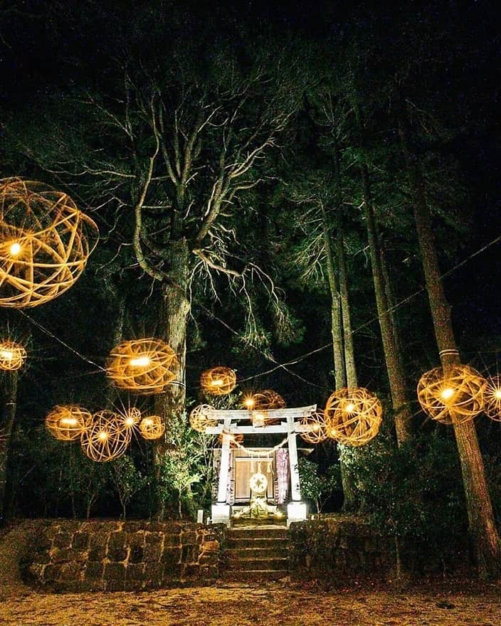 九州電力さんのインスタグラム写真 - (九州電力Instagram)「神秘的な雰囲気の明神様⛩⁣ .⁣ 黒川温泉にある黒川神社は地元の人々から「明神様」と呼ばれ親しまれています☺️⁣ そんな明神様を照らす鞠灯篭の幻想的なあかりは、黒川温泉の冬の風物詩となっている「湯あかり」ならではの光景です♡⁣ .⁣ 📍黒川温泉（熊本県阿蘇郡南小国町）⁣ .⁣ ※写真は過去に撮影されたものです。⁣ 気兼ねなくお出かけできる日が来るまで、お届けする九州の風景が、皆さまの元気や癒しになれば幸いです🍀⁣ 九電グループでは、「あしたプロジェクト～あしたを、しんじて、たすけあおう～」を展開しています。詳しくは、HPをご覧ください✨⁣ .⁣ ⁣#九電 #kyuden #九州の灯り #九州ぐらむ #広がり同盟 #九州旅行 #九州 #九州愛 #kyushu #熊本 #kumamoto #阿蘇 #阿蘇郡 #南小国町 #黒川温泉 #黒川温泉街 #黒川温泉湯あかり #湯あかり #冬の風物詩 #鳥居 #夜の神社 #灯りフォト部 #夜景綺麗 #夜景スポット #幻想的な風景 #幻想的な空間 #日本の絶景 #日本の景色 #景色最高 #あしたプロジェクト」2月24日 17時00分 - kyuden_official