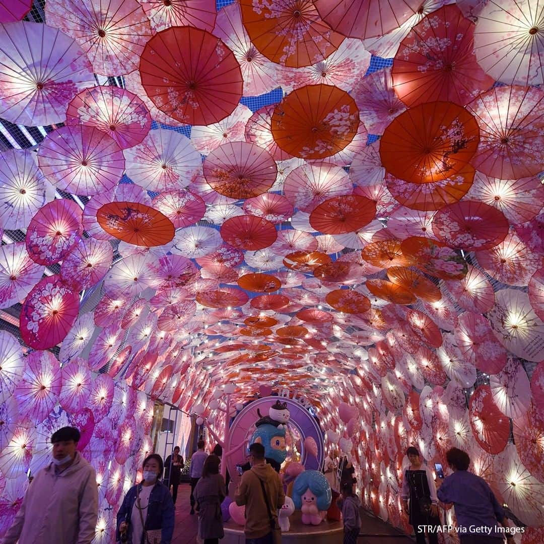 ABC Newsさんのインスタグラム写真 - (ABC NewsInstagram)「People walk past a display of umbrellas decorated with lights for the upcoming Lantern Festival on a commercial street in Hangzhou, in eastern China's Zhejiang province. #china #festival」2月24日 17時00分 - abcnews