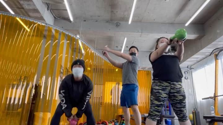 ルナのインスタグラム：「YouTube企画で、やしろ優ちゃんダイエットの道が始まってから本当に優ちゃん自身のポテンシャルがアスリート並みでプロ根性とは！毎回トレーニングで感動させてもらってます🙏. 優ちゃん用に考えたメニューは 体幹も大分ついてきてブレないフォームは素晴らしく半年後が楽しみで仕方ない‼️. これから夏に向けて健康的に絞りたい方など是非まだ観てない方はYouTubeチャンネルご覧下さいませ🤘🏼. #ダイエット #トレーニング #健康 #筋トレ初心者  #やしろ優」