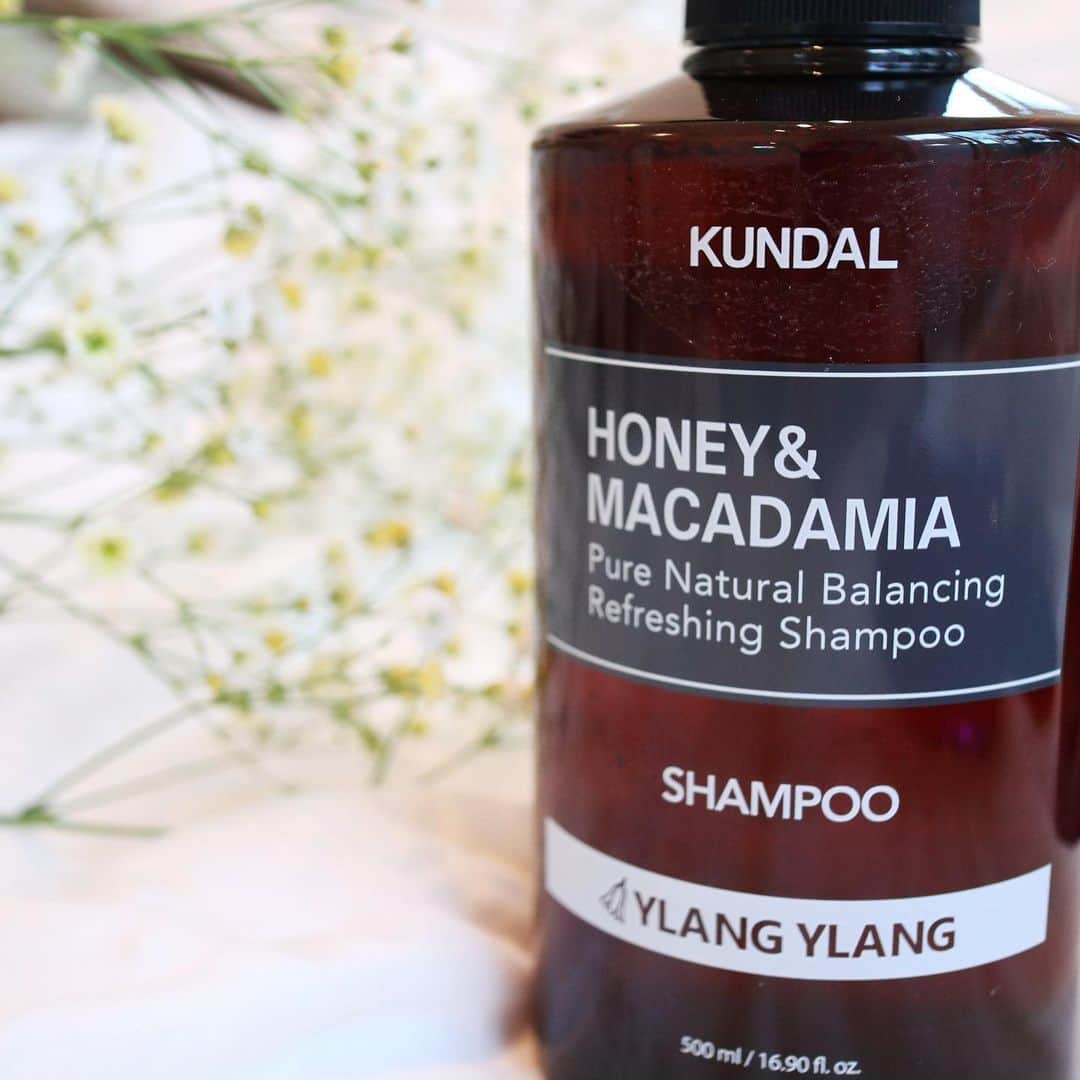 リナさんのインスタグラム写真 - (リナInstagram)「韓国で大人気🇰🇷  3秒に1個売れていると言われる 「KUNDAL-クンダル」を使ってみたよ♪  ☑︎HONEY&MACADAMIA shampoo ☑︎HONEY&MACADAMIA treatment ☑︎HONEY&MACADAMIA ultra serum @kundal.japan  ハニー&マカダミアをはじめとした 46種類の植物由来成分配合の 髪の水分ケアシャンプー🧴  97.4%自然由来成分でできている 低刺激処方なんだって♪  少し固めのトリートメントは、 6種類の毛髪保護成分や29種類の自然エキスなど栄養たっぷり🌟  シャンプーとトリートメントだけでもしっとりとしますが、 ヘアセラムを使うとより 髪に栄養が行き渡っていく感じ⭐︎  髪の乾燥やまとまり、静電気などでお悩みの方はこのアウトバストリートメントがとってもオススメです😊  ハイクオリティーなヘアケアでありながら、 低価格なので、1度は試す価値ありです❣️ ...................................................... #クンダル #KUNDAL #ad #韓国ヘア #韓国コスメ #ヘアケア#シャンプー #トリートメント #ヘアセラム#コスパ#PR @remake_official」2月24日 17時00分 - 1010koki0218