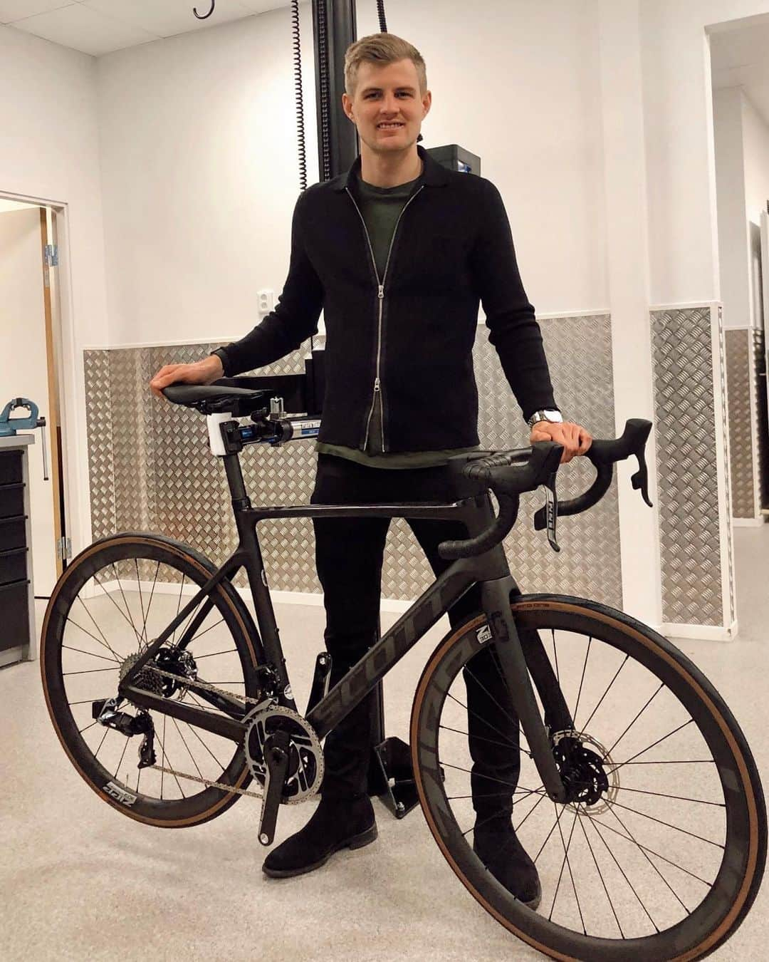 マーカス・エリクソンのインスタグラム：「Picked up my new road racer yesterday at @scottsportssweden 🤩💯. Looks amazing, can’t wait to try it out! Heading back to the states today with @alexandrawictoria and 🐶 Mollie. Good times #ME8」