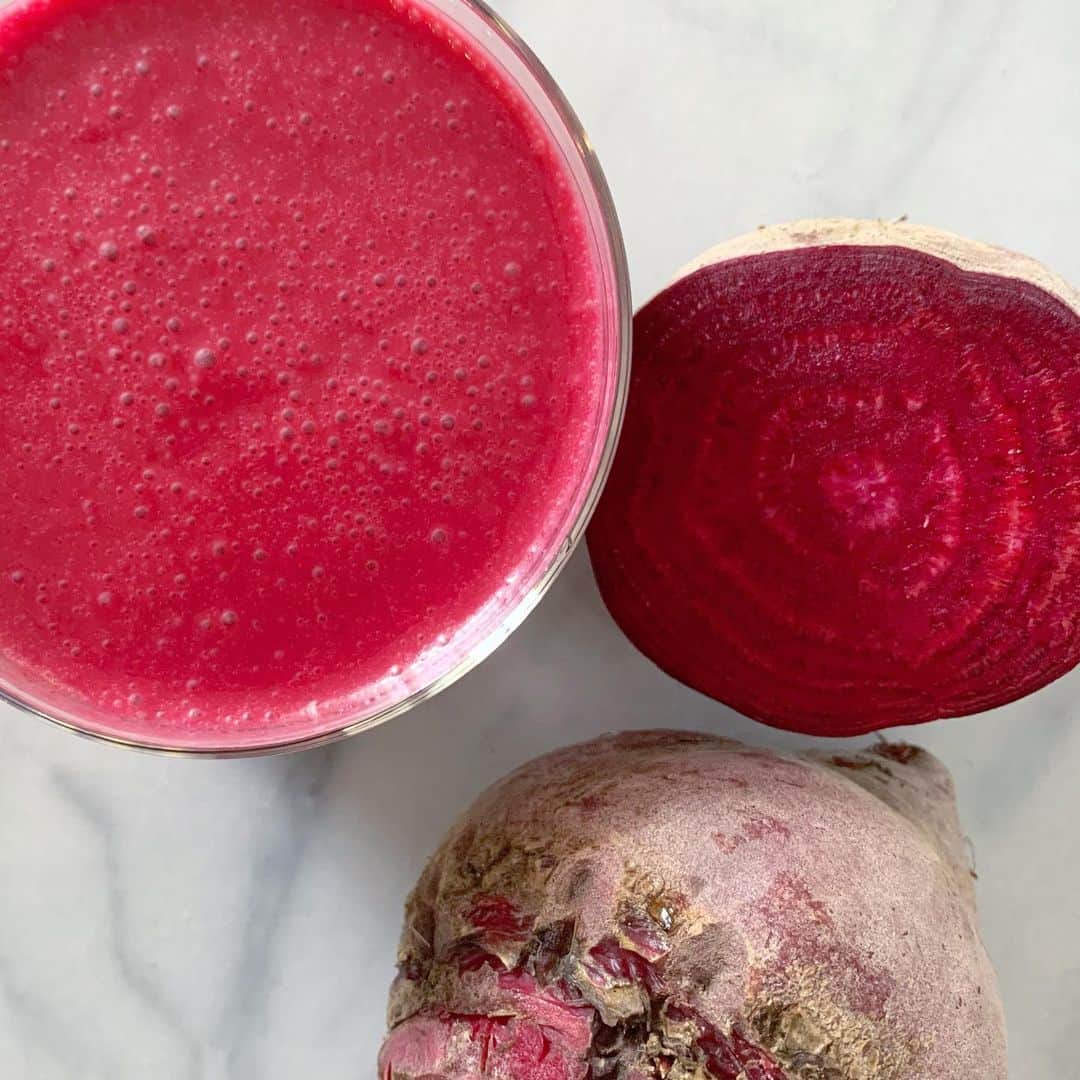 のインスタグラム：「. . 🥗 Beet dressing 🥗 . ケールサラダ(#ラチエンのkalesalad2021 )にお付けしているドレッシング、なんだかとても好評で嬉しいメッセージをたくさん頂きます🤭 . 特別なものは入れていませんが... . 参考までに良かったら📝 . ☑︎有機ビーツ ☑︎エキストラバージオリーブオイル ☑︎有機白ワインビネガー ☑︎有機アガベシロップ ☑︎レモン ☑︎塩胡椒 . . 特記するほどではないですが、オリーブオイルや白ワインビネガーは良質なものを選んでいます🌿 . オリーブオイルはオリーブオイルコンテストで金賞🥇を受賞したこともある🇮🇹シチリアのもの。 . 白ワインビネガーも有機のものです🌿 .」