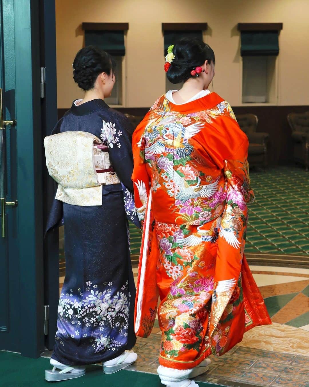 マリエカリヨン名古屋のインスタグラム：「@marieecarillon . 結婚式の中座では大切なゲストをご指名♡ 手を取りあい、ゆっくりと歩んでいく時間は かけがえのたい宝物に..* . ▼ブライダルフェアは インスタのTOPからご予約が出来ます⚐ ＞＞＞ @marieecarillon . マリエカリヨン名古屋では、 お客様の安心安全を考慮して、 業界のガイドラインに沿って、 感染症対策を行ったうえで、 営業を行っております。 オンラインでのご相談も受け付けておりますので、 お気軽にお問合せ下さい。 . ------------------ . @marieecarillonをフォローして #マリエカリヨン #マリエカリヨン名古屋 のハッシュタグをつけて お写真を投稿してみてくださいね✳︎ . こちらの公式IG（@marieecarillon） で取り上げさせていただきます♡ . #式場見学 #プレ花嫁 #結婚式場 #名古屋結婚式 #結婚式  #ウェディングドレス #カラードレス #挙式　#挙式レポ #結婚式レポ #チャペル #大聖堂 #卒花嫁 #式場迷子 #披露宴 #結婚式準備 #日本中の花嫁さんと繋がりたい #東海プレ花嫁 #名古屋花嫁 #プレ花嫁準備 #入籍 #前撮り #後撮り #披露宴演出 #中座 #結婚式演出 #和婚 #色打掛」