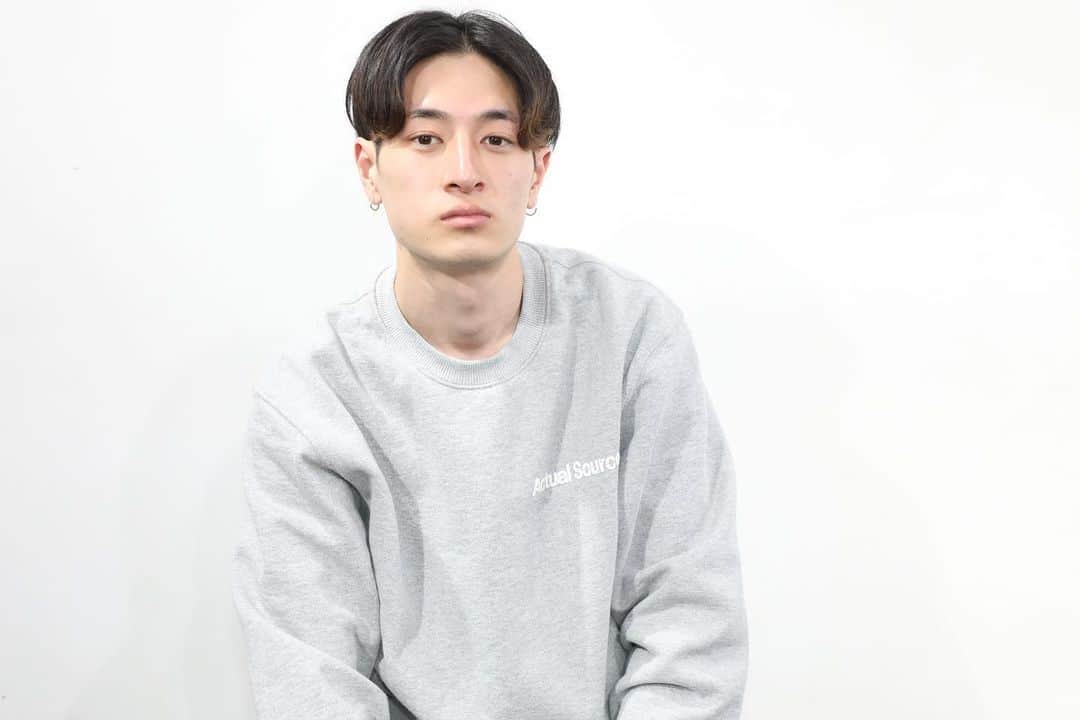 くぎけんのインスタグラム：「髪の毛チョキチョキ✌️  なんと地毛です！ カラーなしで全部黒髪とか高校生以来だ🥺  いつもありがとうございます‼️」