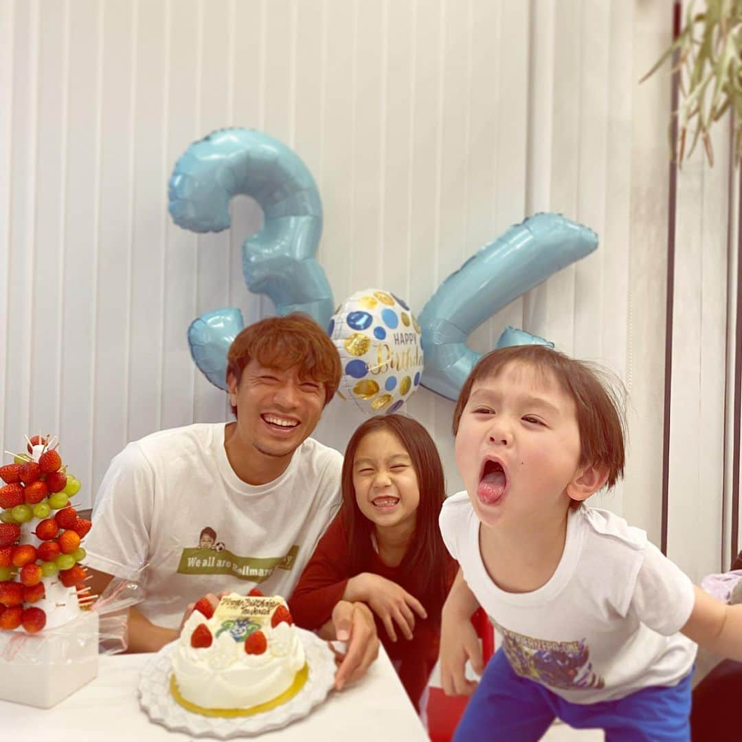 梅崎司さんのインスタグラム写真 - (梅崎司Instagram)「昨日34歳になりました！ 沢山お祝いメッセージありがとうございます^ - ^ 皆さんと沢山笑顔の瞬間が作れるよう日々チャレンジしがんばっていきます(^^)」2月24日 17時04分 - umeman7