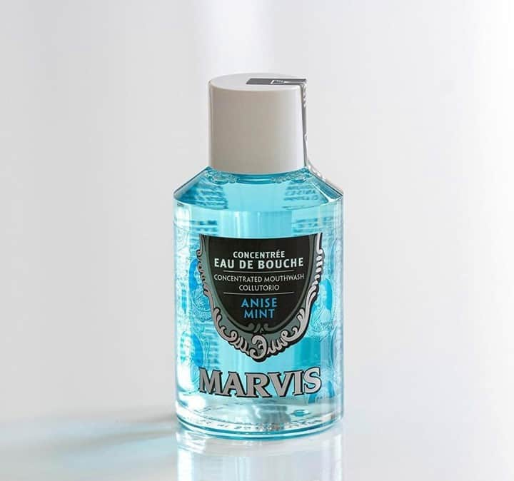 Marvis par AEGIS-Pharmaのインスタグラム：「Conseil du jour ! L'Eau de Bouche Marvis sans alcool parfait votre routine de brossage au quotidien. Elle assure une parfaite hygiène buccale et son parfum Menthe & Anis vous assure une haleine incroyablement fraîche et incomparable ❄️💙 . 📷@marvis_australia #marvis #dentifrice #toothpaste #luxe #illustration #creation #creativite #artwork #inspiration #artiste #design #aegis #dentifrice #marvisfrance #pharmacie #conceptstore #aegispharma #aegisapothecary #distributeur #produitsdexception #exception」