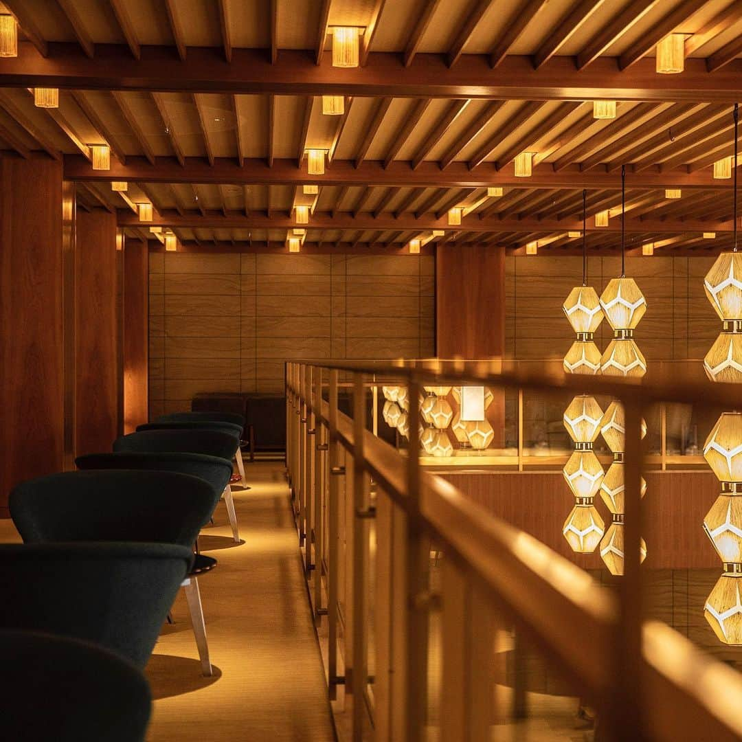 ホテルオークラ東京 Hotel Okura Tokyoさんのインスタグラム写真 - (ホテルオークラ東京 Hotel Okura TokyoInstagram)「印象、鮮やかに静かに。 Find the Okura's message any time you come.  #ロビー #メザニン  #設計 #谷口吉生 #オークラランターン #麻の葉文様 #組子 #オークラプレステージタワー #5階 #6階 #プロフィールよりどうぞ↑ #theokuratokyo #オークラ#ホテル #lobby #mezzanine #architect #YoshioTaniguchi #okuralantern #hempleafpattern #asanoha #lattice #okuraprestigetower #5F #6F #okura #hotel #lhw #leadinghotelsoftheworld #lhwtraveler」2月24日 17時05分 - theokuratokyo