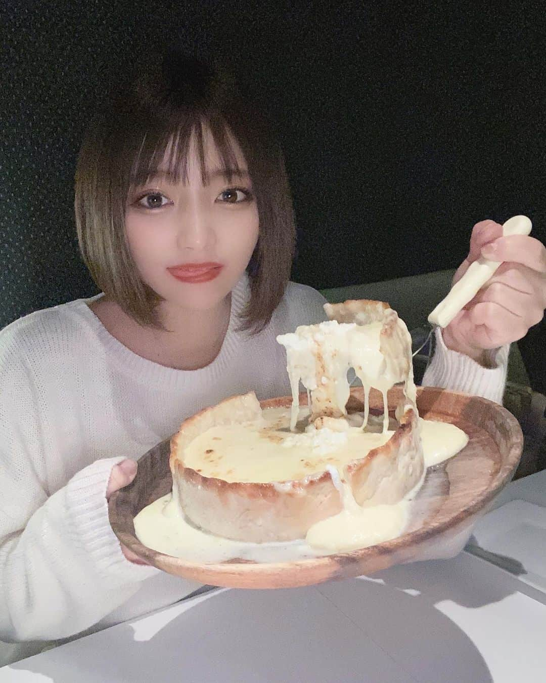 YUINAさんのインスタグラム写真 - (YUINAInstagram)「ずーっと気になってたシカゴピザを やっと食べに行けたの🍕♡  新宿西口にある　@arklounge_shinjuku  へ👟💭  チーズ大好きな人はみんな行くべき！！！ 本当に美味しかったぁぁぁあ🧏🏻‍♀️🤍  店内は少し暗めでオシャレだった〜💫 カウンター席と個室があって コロナ対策もしっかりしていて安心しました◎  シカゴピザ以外にもメニューがたくさんあって 全部全部美味しかったぁぁあ🍴  #新宿シカゴピザ　#シカゴピザ　#pr」2月24日 17時07分 - y_i_n35