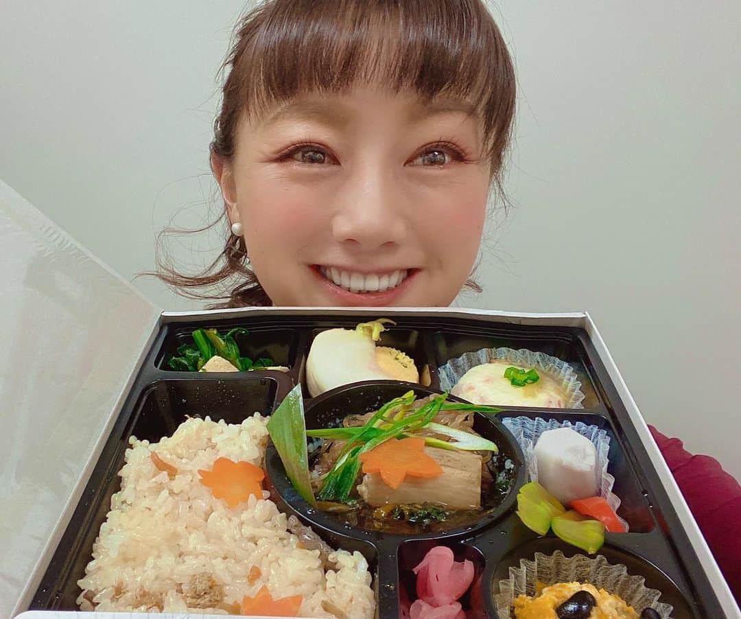 のインスタグラム：「本日はアウトドアではなく…嬉しいスタジオ収録に来てます☺️  今日のスタジオお弁当😋 豪華〜🥰  メイクさんにやっていただいたので、いつもとちょっと違う私です😎  ちょっと遅いお昼幸せごはん🤲  #スタジオ #スタ弁 #幸せタイム #ちょっと遅いお昼ごはん #lunch #ランチ #お弁当 #嬉しい #happy #ごはん #おかず #power #charge #撮影 #お楽しみに #美味しい #食事 #グルメ #収録 #お楽しみに #🍱 #🍙 #🤤 #😋 #✨ #❤️」
