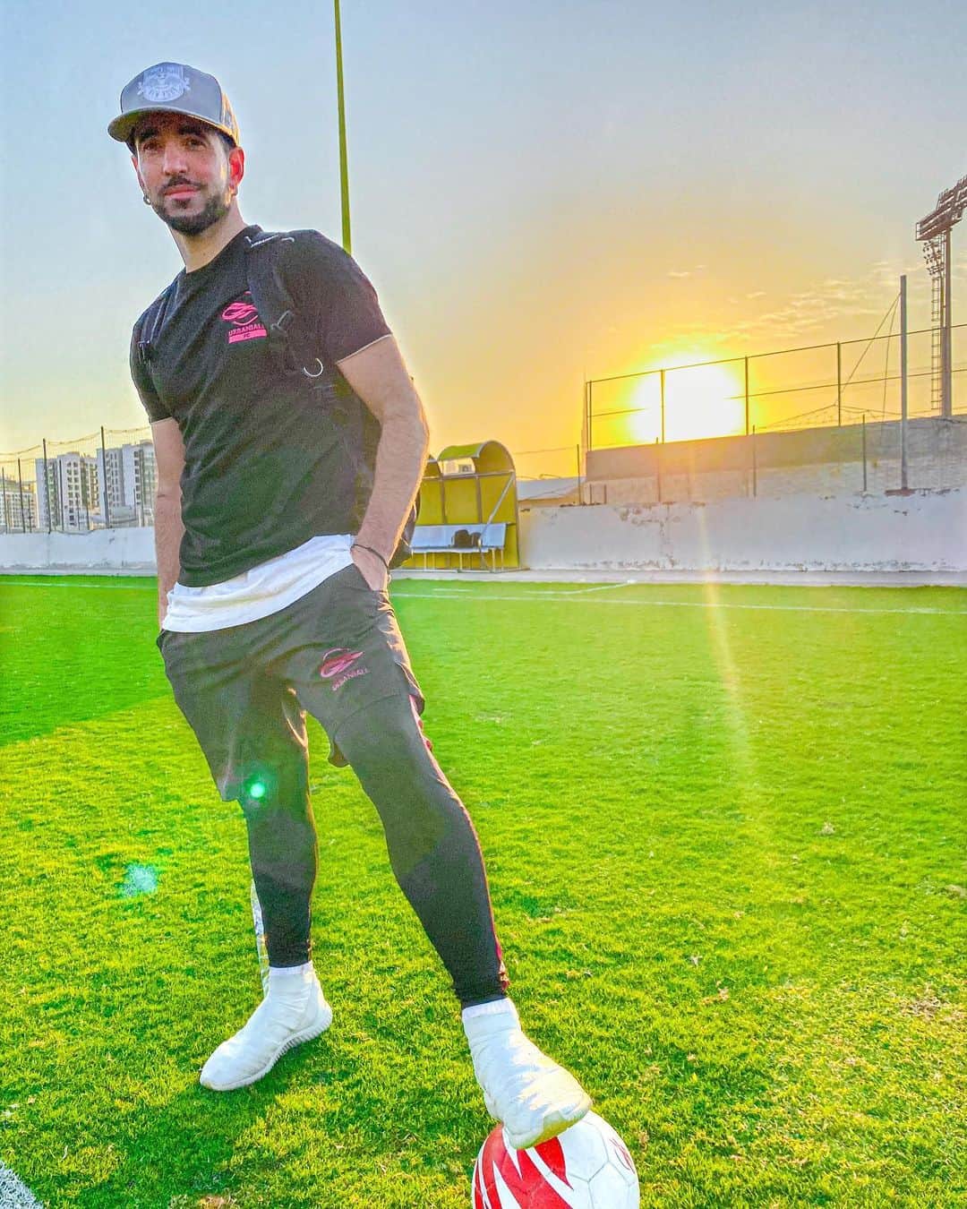 ショーン・ガルニエのインスタグラム：「You can spend 24 hours with me, what do you want to do ? ✅ #SeanGarnier #Urbanballer #Football #Dubai」