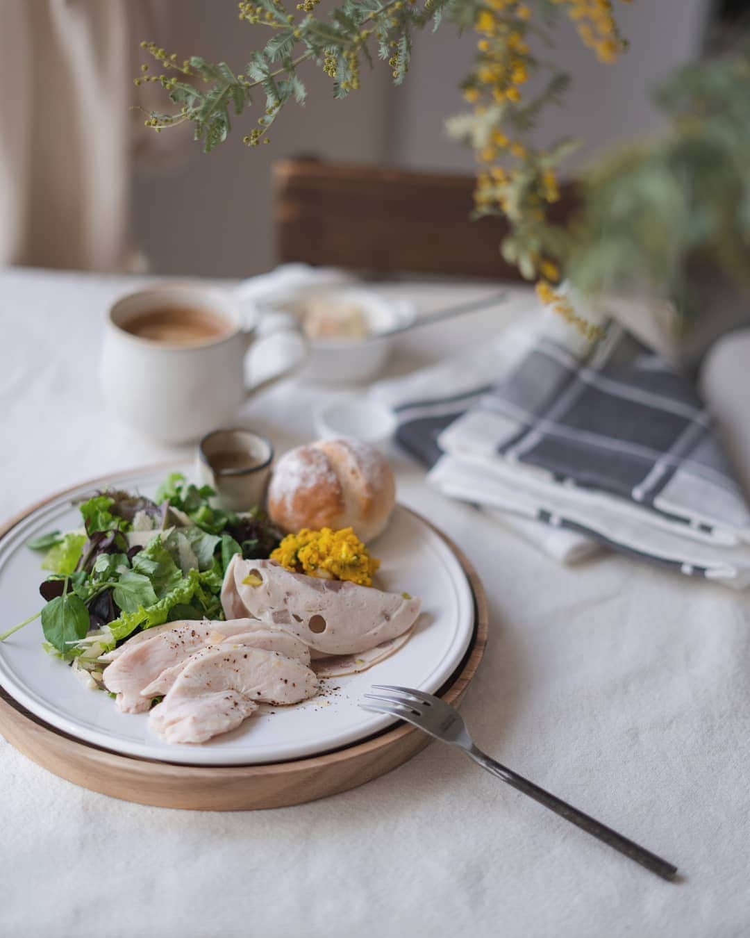 のインスタグラム：「『作ってみたもの。』  娘とランチしたお店で サラダ添えてあった鶏肉が しっとり柔らかくて！  低温調理してるんだとかで さっそく試してみたら なかなかの出来上がり。  ちなみに 電気圧力鍋の低温調理機能で作ってます。」