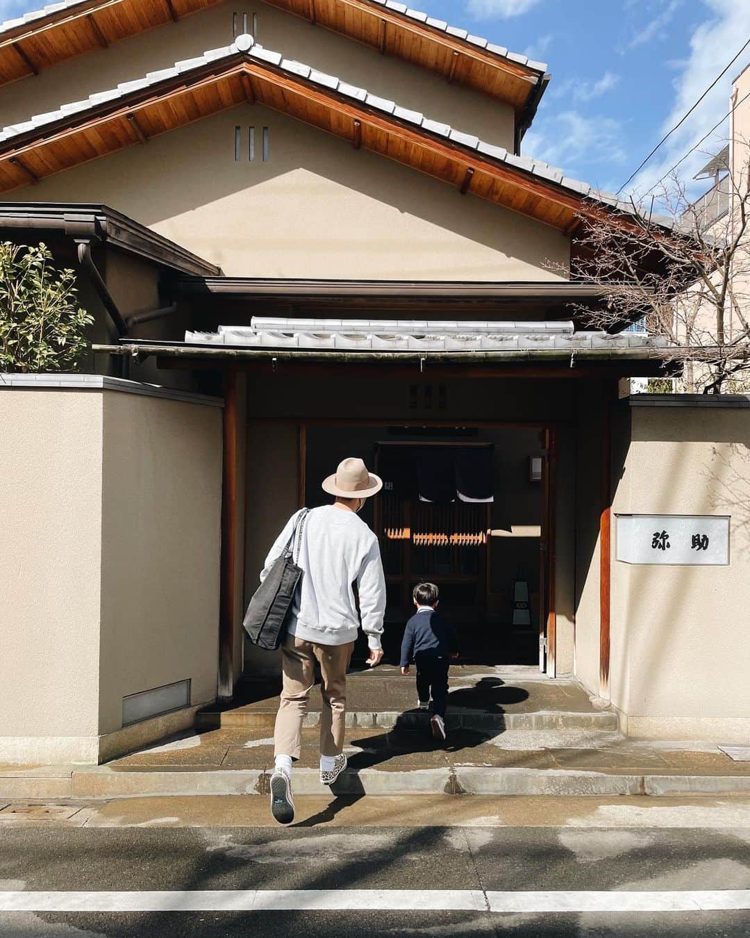 小西翼さんのインスタグラム写真 - (小西翼Instagram)「. 少し前に旦那さんが @ejin_official のお祝いで 連れてってくれた🥺🤍 優しいね。 いつもありがとう✨  これからも頑張ります💪🏾！！  お寿司いい感じに撮れなかった けど、、、めっちゃ美味しかった🥺 個室あるの有難いね🙇🏽‍♀️ . #弥助#お寿司」2月24日 17時13分 - tucha_k