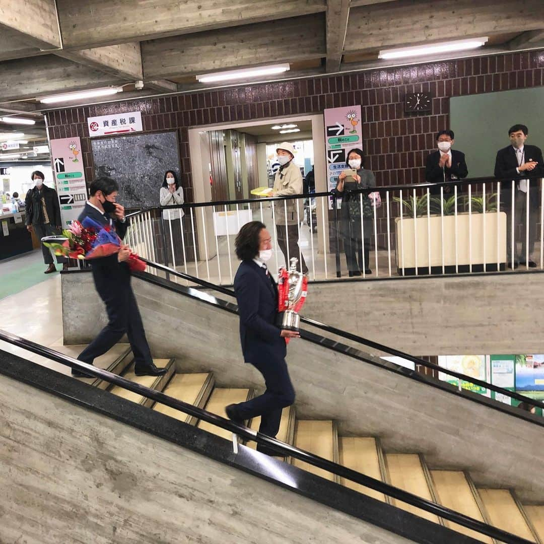 石川直宏さんのインスタグラム写真 - (石川直宏Instagram)「三鷹市役所・三鷹商工会へ、ルヴァン杯優勝のご報告と今シーズンの決意をお伝えしてきました🤝  懇談終了後は庁内放送があり、河村三鷹市長をはじめ、馬男木副市長・貝ノ瀨教育長、職員の皆さんや当日市役所にいた市民の皆さんに拍手でお見送りしていただきました👏✨ ありがとうございました🤝  そのままトロフィーを持って三鷹商工会へ！ 岩崎会長をはじめ商工会の皆さん、ありがとうございました🤝  どちらも目線合ってないけど👀 笑  #優勝報告 #ルヴァン杯 #三鷹市 #Mitaka #三鷹市役所 #三鷹商工会 #ホームタウン #fctokyo #FC東京 #tokyo #FC東京ファミリー #一体感 #LifeWithFCTOKYO #FC東京がある日常を #fctokyoclubcommunicator  #FC東京クラブコミュニケーター #石川直宏」2月24日 17時13分 - sgss.18