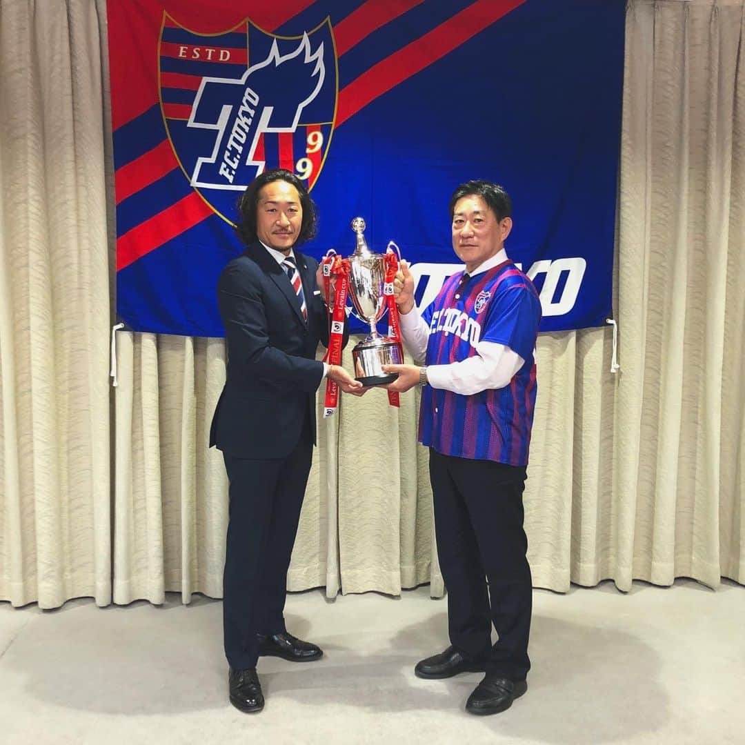 のインスタグラム：「三鷹市役所・三鷹商工会へ、ルヴァン杯優勝のご報告と今シーズンの決意をお伝えしてきました🤝  懇談終了後は庁内放送があり、河村三鷹市長をはじめ、馬男木副市長・貝ノ瀨教育長、職員の皆さんや当日市役所にいた市民の皆さんに拍手でお見送りしていただきました👏✨ ありがとうございました🤝  そのままトロフィーを持って三鷹商工会へ！ 岩崎会長をはじめ商工会の皆さん、ありがとうございました🤝  どちらも目線合ってないけど👀 笑  #優勝報告 #ルヴァン杯 #三鷹市 #Mitaka #三鷹市役所 #三鷹商工会 #ホームタウン #fctokyo #FC東京 #tokyo #FC東京ファミリー #一体感 #LifeWithFCTOKYO #FC東京がある日常を #fctokyoclubcommunicator  #FC東京クラブコミュニケーター #石川直宏」