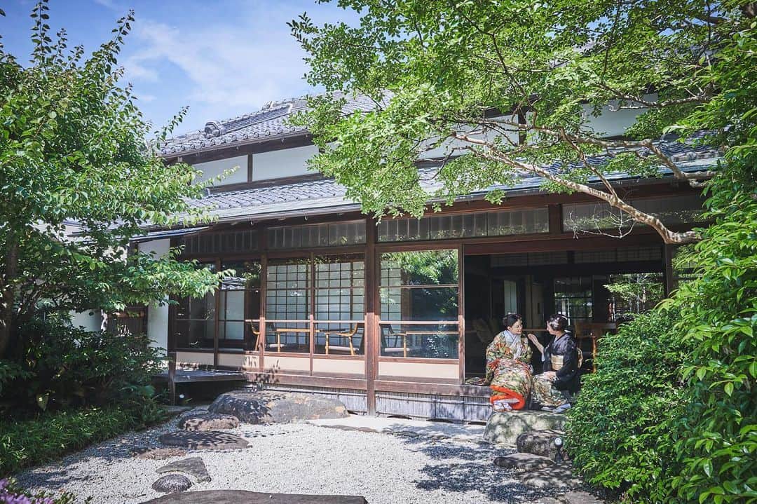 ガーデンレストラン徳川園のインスタグラム：「🌱 『名古屋で和婚と言えば徳川園』 尾張徳川家300年以上の歴史と伝統 四季折々の花木が咲き誇る日本庭園が おふたりの大切な1日をおもてなし致します ・ 他のお写真は下記アカウントより  @tokugawaen_wedding_location ▶︎徳川園ロケーションaccount  @tokugawaen_wedding_wastyle ▶︎和装スタイルaccount  @tokugawaen_wedding_report ▶︎ウエディングレポートaccount  ****************** ウエディングのお問い合わせは プロフィール欄のURL公式HPからどうぞ🎵 Heritage Bridal Collection ガーデンレストラン徳川園 http://www.heritage.jp/tokugawaen/ ☎︎0120-677-875」