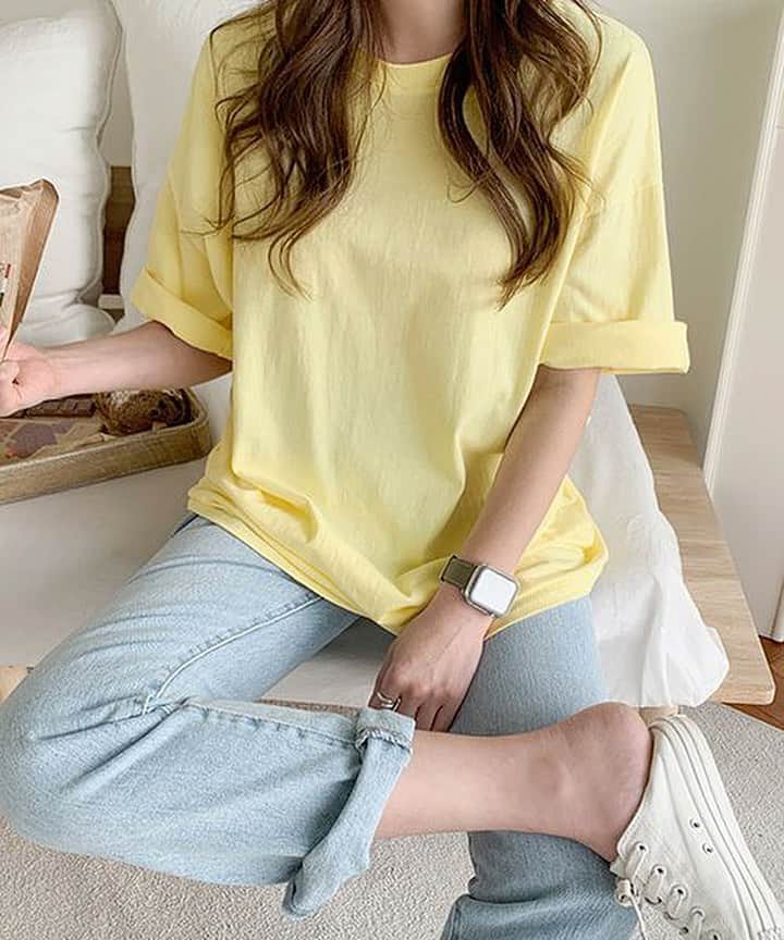 3rd Spring Official Instagramのインスタグラム：「.﻿ 【  #NANING9 】﻿ .﻿ .﻿ シンプルで、適度なゆるさのサイズ感、気楽に春カラーをとり入れられちゃうTシャツ🌿﻿ .﻿ .﻿ ✨price: ¥1,980(税込)﻿ 🌈color:全4色﻿ .﻿ 🔎: ng-21t-146﻿ .﻿ ハッシュタグのついた商品はこちらのアトで紹介させていただきます➡️ #3rdspring﻿ ﻿ 3rd Spring(サードスプリング)は旬な韓国ブランドを一気にチェックできるサイト👖﻿ ﻿ #3rdspring #秋コーデ #autumn #ション #韓国 #🇰🇷 #トレーナーコーデ  #トレーナー  #プチプラコーデ  #シンプルコーデ #ママコーデ  #着回しコーデ #カジュアルコーデ ﻿ #A/W#楽ちんコーデ#ウィンターコーデ#ボーダー#春カラー#パステルカラー#春コーデ#spring#春#パンツ#トレーナー#ワイドパンツ﻿ #スリット#トレーナー#ステッチ#こなれ感#抜け感#ss」