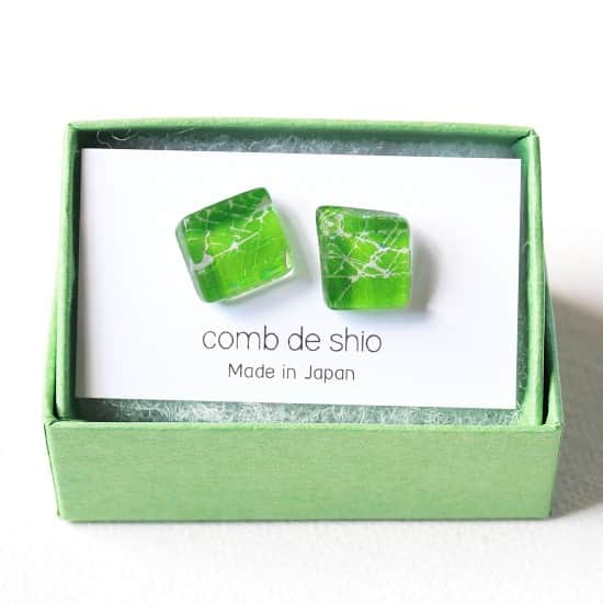 comb de shioのインスタグラム：「パッとグリーンが華やぐ。 新緑を纏うピアス。  #オンラインショップで販売中   Glass art jewelry by Isako.toda﻿﻿ ﻿ #ガラスピアス  #conbdeshio﻿ #コムデシオ ﻿ #コムデシオガラス ﻿ #ガラス作家杜多一菜子﻿ #ガラス作家isako  #アートを身につける新感覚アクセサリー﻿ #ガラスアクセサリー﻿ #1点ものアクセサリー ﻿ #作家ものアクセサリー ﻿ #ハンドメイドアクセサリー ﻿ #ガラス作家 ﻿ #アート好きな人と繋がりたい ﻿ #ファッション好きな人と繋がりたい ﻿ #ガラスジュエリー  #三重県津市  #30代ファッション  #40代のおしゃれ  #50代ファッション  #combdeshioglass﻿ #madeinjapan #handmade #jewelry #glassjewelry #glassartist﻿ #glassartjewelry #handmadeaccessory」