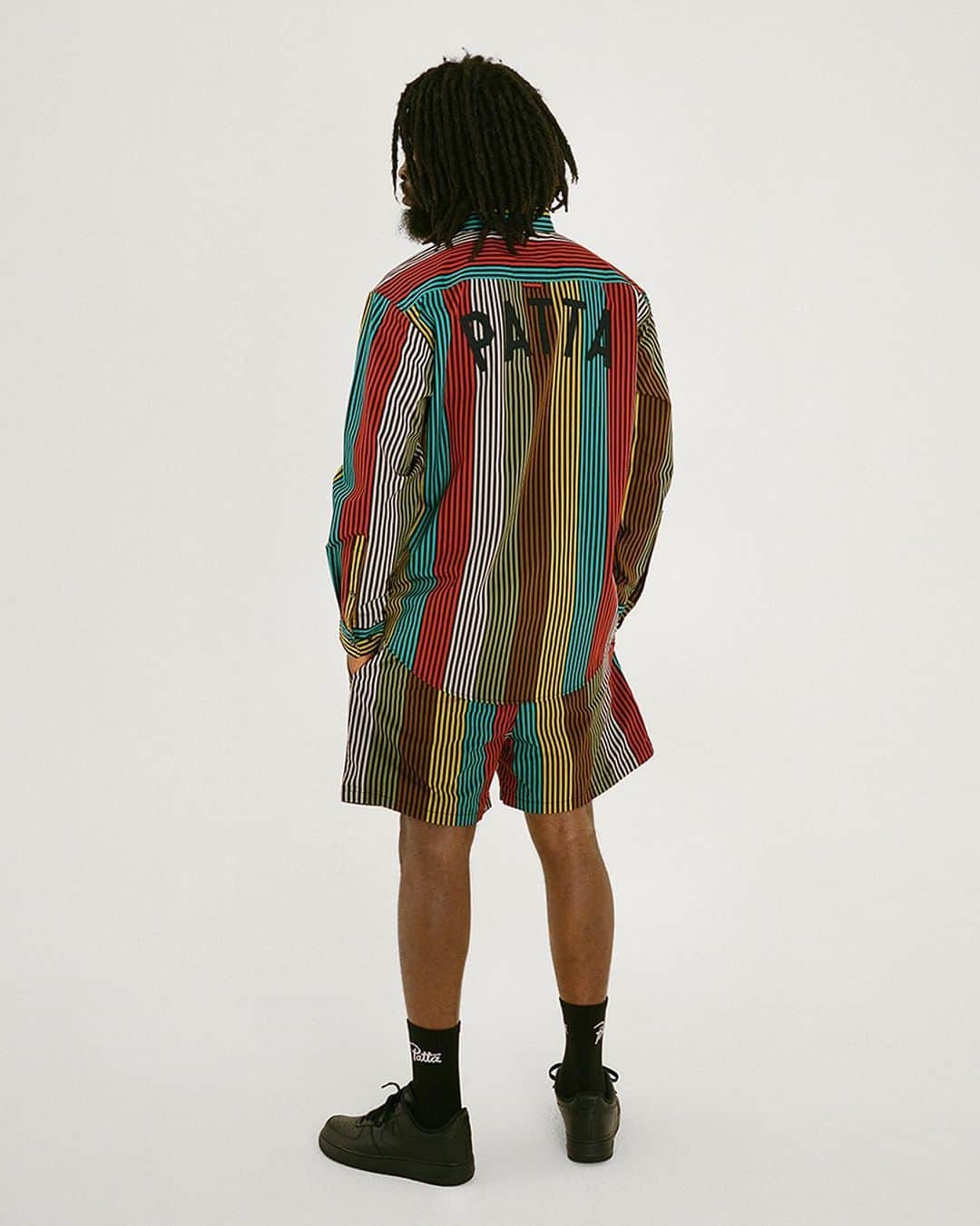 HYPEBEASTさんのインスタグラム写真 - (HYPEBEASTInstagram)「@hypebeaststyle: @patta_nl has unveiled a new lookbook for its Spring/Summer 2021 collection. Comprised of knitwear, bold all-over prints, sportswear, leather pieces, graphics and accessories, the range draws from the world’s current climate and historical activist movements, and promotes messages the Dutch label believes in as a brand. Check out more of the offering via the link in our bio. The first drop will be available on February 26.⁠⁠ Photo: @kokkster」2月24日 17時24分 - hypebeast