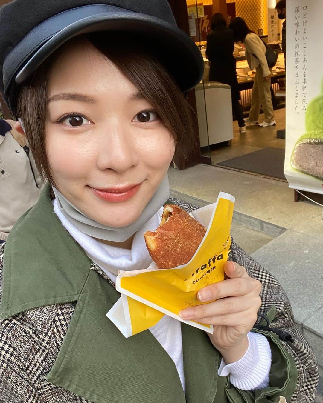 井咲アキのインスタグラム：「🍛🥖 鎌倉の小町通りにあるカレーパン！🌟 外は揚げたてサクサクで、 中にすっごい伸びるチーズが入ってて、 すっごく美味しかった！✨ ＊ Giraffa 鎌倉小町通り店 @giraffa.kamakurakomachi  ・ ・ ・ #Giraffa#kamakura#komachidori#curry#currybun #ジラッファ#ジラッファ鎌倉小町通り店#カレーパン #食べ歩き#食べ歩きグルメ#鎌倉グルメ#鎌倉#小町通り」