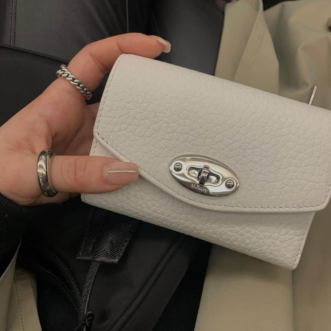 木村穂乃香さんのインスタグラム写真 - (木村穂乃香Instagram)「New Wallet . . Mulberry🤍 . . 前回ゲットしたカードケースも 定期入れにして毎日持ち歩いてて すっごく使ったから今回はミニウォレットを🤍 . ホワイトの小物が欲しかったけど 汚れるのを気にして中々買うの躊躇してたけど やっぱり可愛いね😂🕊🤍 . 小さすぎず、カードもたくさん入るから キャッシュレスな私にはぴったりで 使いやすい🕊 . . 【pop-up】  DATE:2/24-3/2 PLACE:阪急梅田本店1F  . #mulberryeditions #mulberrt50#hankyumode #umedahankyu」2月24日 17時25分 - 15honoka