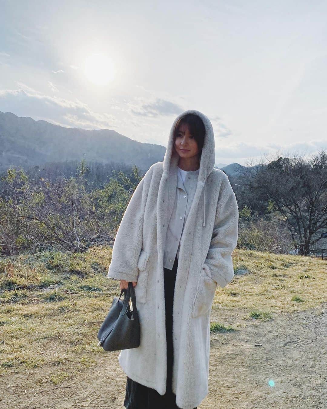 篠田麻里子さんのインスタグラム写真 - (篠田麻里子Instagram)「大掛かりな😎 楽しいロケしてきました✨😍 今週は寒いみたいなので寒暖差気をつけてください〜✨  #大自然」2月24日 17時25分 - shinodamariko3