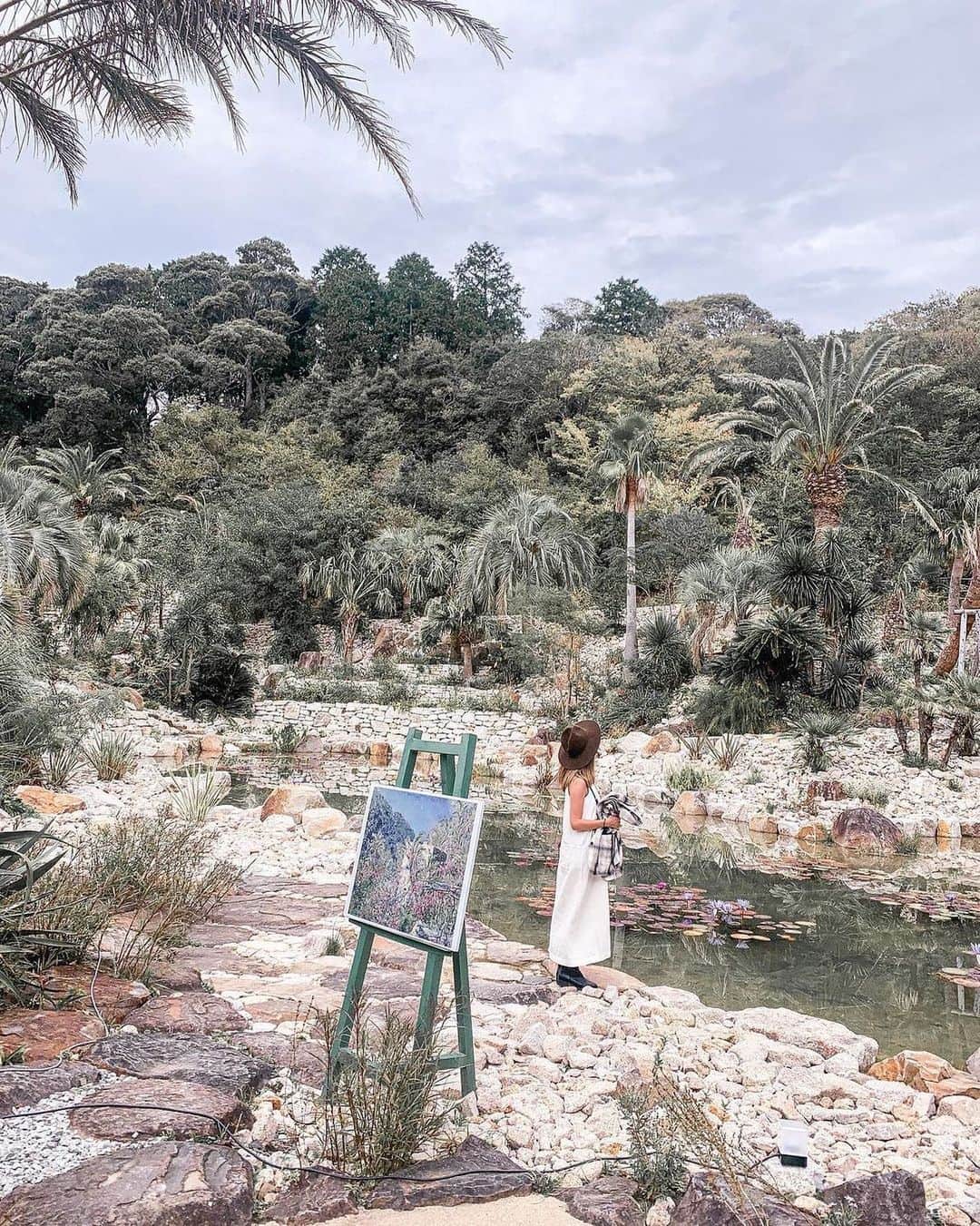 タビジョのインスタグラム：「✈︎高知県「北川村モネの庭マルモッタン」  本日も @tabi_jyo ではいつか行きたい国内スポットをご紹介💁🏻‍♀️💕 国内旅行を楽しんでいる様子は #tabijyomap_japan でシェアしてね🥴 ＊＊＊＊ 📸 @____akanechan____ コメント抜粋 ここ数年は企画などで香川や高知に行くことがあって四国にご縁が✨ ． この写真はまさかの高知県📍 モネの庭の中のボルディゲラの庭ゾーン！ この感じさいこうすぎる、、、🌴 ﻿＊＊＊＊ #タビジョ #tabijyomap_japan #モネの庭」