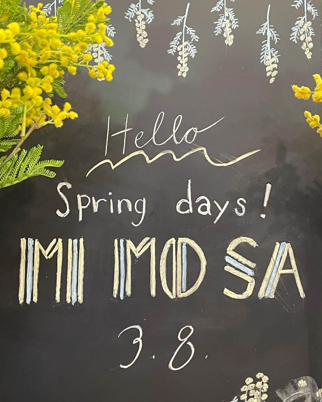 横浜ディスプレイミュージアムのインスタグラム：「3月8日はミモザの日💛  黄色くて可愛い  ミモザ  ミモザが登場すると、 一気に春の訪れを感じますね☺️  花言葉は「感謝」「思いやり」  ミモザの日が3月8日なのは、国際女性デーに由来します。  女性だけではなく、 大切な人に感謝の気持ちを伝える🤲  そんな特別な日に、ミモザを選んでみてはいかがでしょうか。  店頭在庫ございます。 ぜひご利用くださいませ。  【スタッフおすすめ】 FA-7176／Y ミモザスプレー  上代 ¥880 +tax FA-7287／Y ミモザブランチ 上代 ¥2,800 +tax  #横浜ディスプレイミュージアム #株式会社ポピー #横浜 #ディスプレイ#アーティフィシャルフラワー #フラワーアレンジメント #フラワーデザイン #インテリア雑貨 #インテリア#インテリアコーディネート#スタイリスト#装飾#デコレーション#花のある暮らし #花好きな人と繋がりたい #春アレンジ  #春#ミモザ#mimosa#display #yokohama#flowerarrangement #interiordesign #artficialflower #flowerstagram」