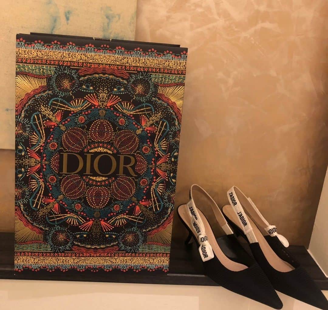 野原くるみのインスタグラム：「普段使いしているのが ボロボロになってしまったので 新しくお迎えしました！  ずぅっと履きやすそうだな〜 って思ってたのだ( ¨̮ )💕 これから毎日愛します💕  . . . . . . . . . #dior  #shoes  #new」