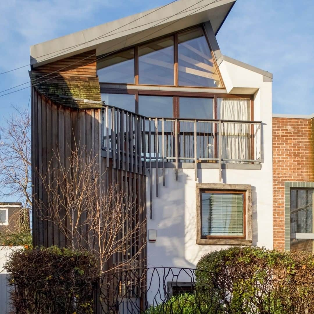 The Modern Houseさんのインスタグラム写真 - (The Modern HouseInstagram)「#forsale Above the Treetops: a remarkable home in south London characterised by immaculate craftsmanship and exposed Douglas fir beams. Head to our bio to view the sales particulars.」2月24日 17時32分 - themodernhouse