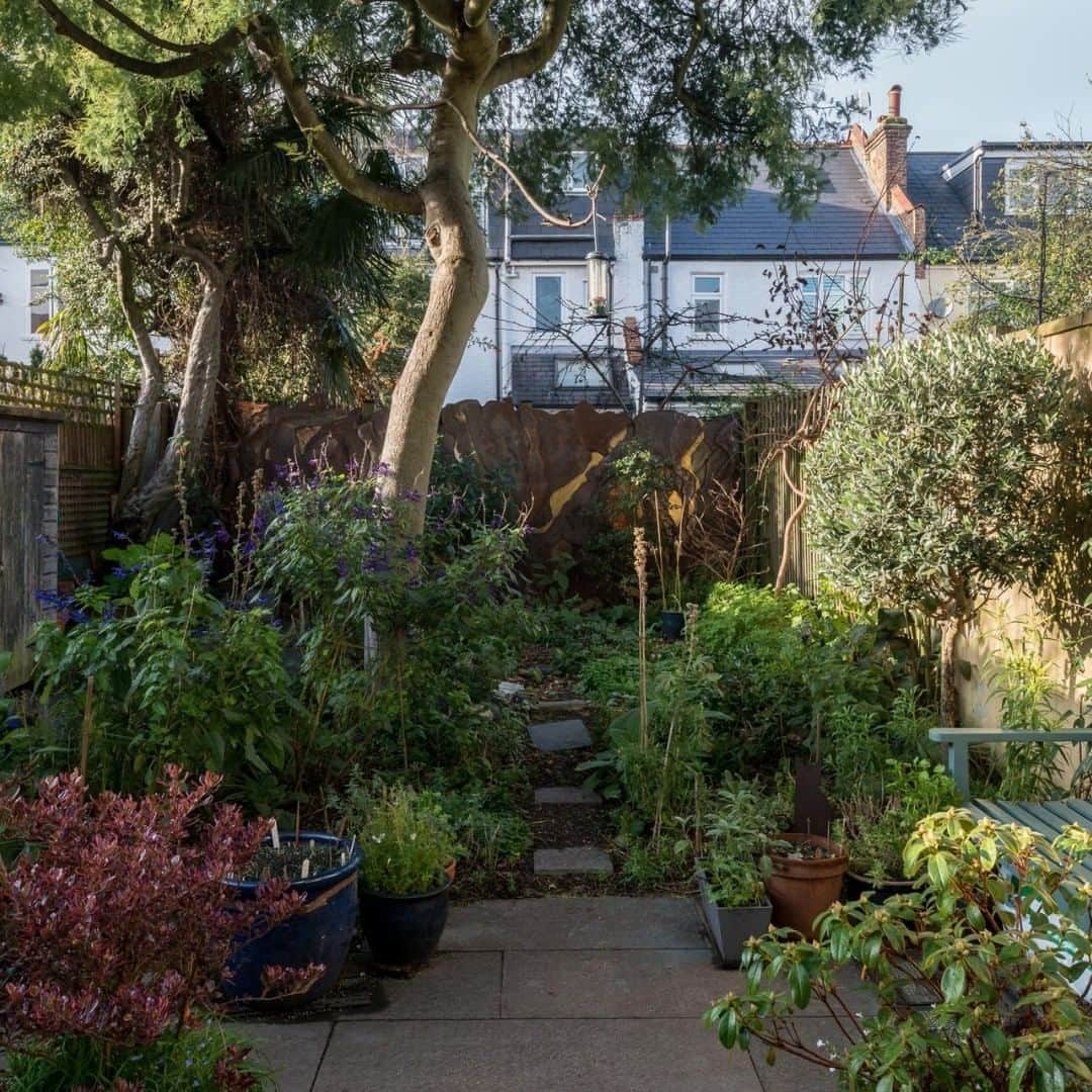 The Modern Houseさんのインスタグラム写真 - (The Modern HouseInstagram)「#forsale Above the Treetops: a remarkable home in south London characterised by immaculate craftsmanship and exposed Douglas fir beams. Head to our bio to view the sales particulars.」2月24日 17時32分 - themodernhouse