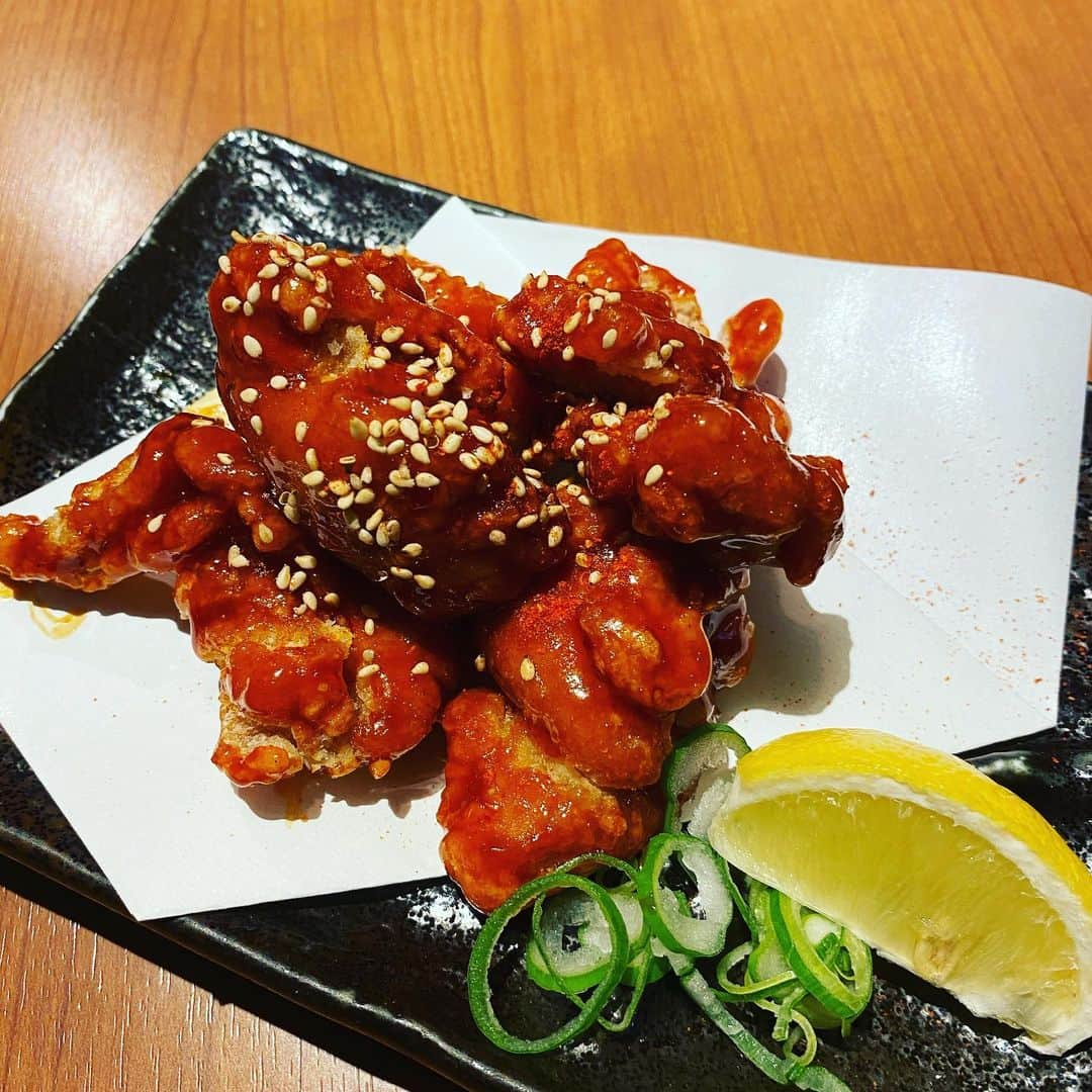 炉端焼き とろ函～とろばこ～ 堅田店のインスタグラム：「フェア中の日南鷄のヤンニョムチキン🍗 インスタ見たでお会計なんと30％off！🥺 #堅田駅前#駅前#地酒＃いくら#コロナ対策 ＃炭火#炉端#飲み放題あり#gotoキャンペーン#ランチ#居酒屋ランチ#ホッケ#定食#テイクアウト#個室＃少人数宴会#クーポン#とろ守山#とろ函膳所#蟹」