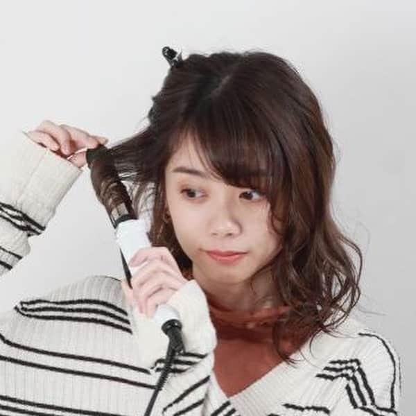 モッズ・ヘア スタイリングツールさんのインスタグラム写真 - (モッズ・ヘア スタイリングツールInstagram)「【HAIR TUTORIAL】冬のダウンスタイル3⁣ ⁣ 「質感を楽しむ冬の柔らかウェーブ」⁣ ⁣ ▷ボリューム感のある強めのカールでぬくぬく感を。⁣ ⁣ step1:⁣ 耳上の髪を分けてブロッキングしておき、まず下のベースから巻いていく。下側の髪は、根元の方までしっかり強めに巻くとボリュームが出すぎてしまうので注意。⁣ ⁣ step2:⁣ ブロッキングを一旦はずし、今度はハチ上の髪を分けとってまとめて、中間の髪を巻いていく。中間の髪は根元までしっかり巻いて、強めにカールをつける。⁣ ⁣ step3:⁣ 表面の髪を巻いていく。カールが欲しい位置、動きをつけたい部分を、しっかり巻く。⁣ ⁣ step4:⁣ 全体に指を通してカールをほぐしたら完成。⁣ ⁣ ⁣ pick up tool：⁣ ADVANCED SMART MINUS ION 2WAY IRON⁣ 選べる2 WAY にマイナスイオンを搭載。ストレートもカールも思いのまま。⁣ #MHI2586⁣ #MHI3286⁣ http://test.mods-stylingtools.com/products/mhi-2586/⁣ ⁣ ⁣ hair: SHION SAKATSUME @sakatsume_s⁣  /mod's hair GINZA⁣ makeup: HARUKA MIYASHITA/mod's hair FUTAKOTAMAGAWA⁣ ⁣ ⁣ ▷過去のアーカイブは @mods_hair_stylingtools プロフィールURL→MENU→STYLE GALLERYから⁣ http://test.mods-stylingtools.com/style-gallery/⁣ ⁣ ⁣ #modshair #モッズヘア⁣ #modshairstylingtools #モッズヘアスタイリングツール⁣ #サロンクオリティ⁣ ⁣ #ヘアアイロン #ストレートアイロン #マイナスイオン⁣ ⁣ #hair #hairstyle #ヘアアレンジ #ヘアスタイル⁣ #ヘアメイク #ヘアセット #セルフヘアアレンジ⁣ #今日の髪型 #hairmake #スタイリング⁣ ⁣ #ウェーブヘア #ウェーブ巻き #カール⁣ #巻き髪 #巻き髪ロング #コテ巻き⁣ #パーマスタイル #コテ巻き風パーマ⁣ ⁣ #髪に優しい #しっとり髪」2月24日 17時37分 - mods_hair_stylingtools