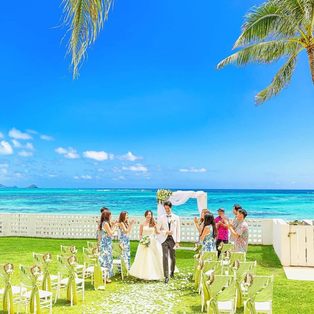ベストブライダル公式 ハワイウエディングのインスタグラム：「【HAWAII WEDDING】 全米1位ワイマナロビーチが目の前に広がる オーシャンフロントウエディング✨ 海・空・緑・風を感じられる プライベートガーデンウエディングが叶います🌴  ■Chapel：#アロハエスクラブ ■Area：ハワイ .  -----------------------------------------------  ▼公式HPはこちらから＊* 　https://bestbridal-resort.jp/  　※オンライン相談　受付中！ . 『#ベストブライダルリゾート』 のハッシュタグをつけて投稿してくださいね♩ 公式IGでリグラムさせていただきます＊* ✈@bestbridal_overseas -----------------------------------------------  . #ベストアニバーサリー #bestanniversary #wedding #リゾートウエディング #リゾ婚 #海外ウェディング #ハワイ挙式 #ハワイウェディング #沖縄挙式  #沖縄ウェディング #resortwedding  #okinawawedding #hawaiiwedding #beachwedding  #weddingphoto #okinawaweddingphoto #ウェディングフォト #フォトウェディング #2021夏婚  #2021秋婚  #2021冬婚  #日本中のプレ花嫁さんと繋がりたい  #プレ花嫁 #marry花嫁 #挙式レポ  #海が見えるチャペル #ガーデンウェディング #ハワイガーデン挙式」