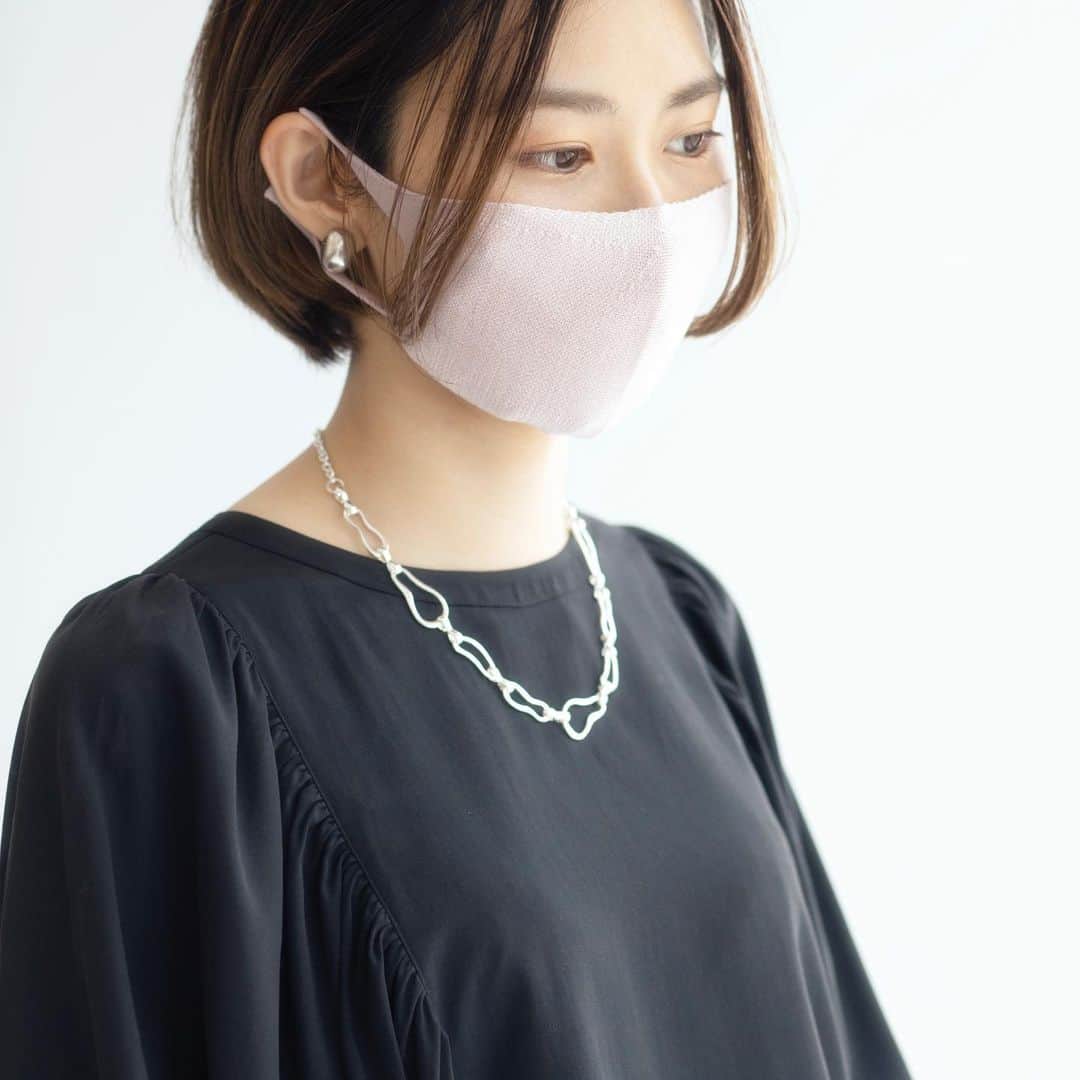 INDIVIのインスタグラム：「- customer's voice INDIVI original MASK -﻿ ﻿ ﻿ マスクのストレスから全ての女性を解放したいという思いで作成したマスクシリーズから新作が登場しました！﻿ ﻿ 伸縮性のあるニットですので、﻿ どんな顔の形にもなじみ、耳も痛くならないデザインです。﻿ フィット感があるので小顔効果も期待！﻿ ホールガーメントでおつくりしたことで、顔にマスク跡が残らないのも嬉しいポイント。﻿ ブラック以外は裏地をベージュにし、ファンデーションの汚れを目立ちにくくしました。﻿ ﻿ ﻿ 【WEB限定】﻿ ✴︎mask.¥2,475(税込)﻿ ✴︎no.127-01502﻿ ﻿ ＿＿＿＿＿＿＿＿＿＿＿＿＿＿＿＿﻿ 【ポイント10倍キャンペーン開催中!!】﻿ 2/17(wed)-2/28(sun)までの期間中、﻿  対象アイテムがポイント10倍！﻿ 春の新作アイテムをお得に手に入れるチャンスです。﻿ お見逃しなく！！﻿ ﻿ ﻿ #INDIVI﻿ #インディヴィ﻿」