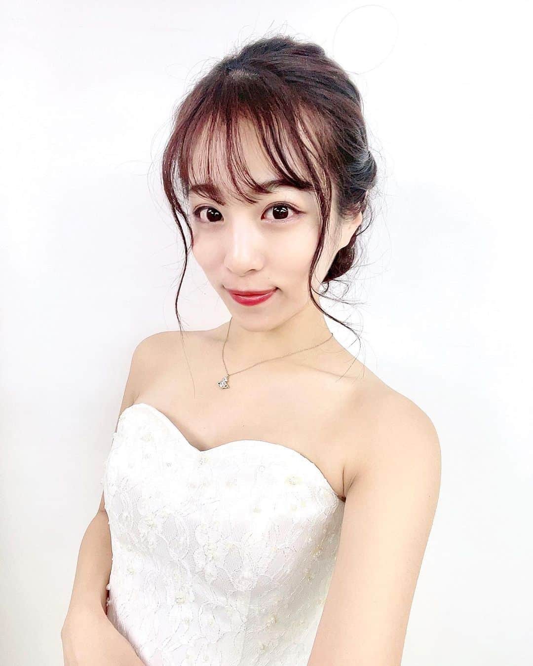 絹野志朋のインスタグラム：「. Wedding Dress👰✨  有村架純さんと菅田将暉さんが 主演の映画『花束みたいな恋をした』 観に行ってきたよ〜💐 主人公の女の子がきぬちゃん❤︎ まるで自分の名前を 呼ばれてるようでした☺️✌️✨  恋愛映画見てきたから、 それにちなんで(?)、今日の投稿は ウェディングドレス姿👗笑 . . #花束みたいな恋をした #恋愛映画 #ウェディングドレス #ドレスモデル #ブライダルモデル #ブライダルヘア」
