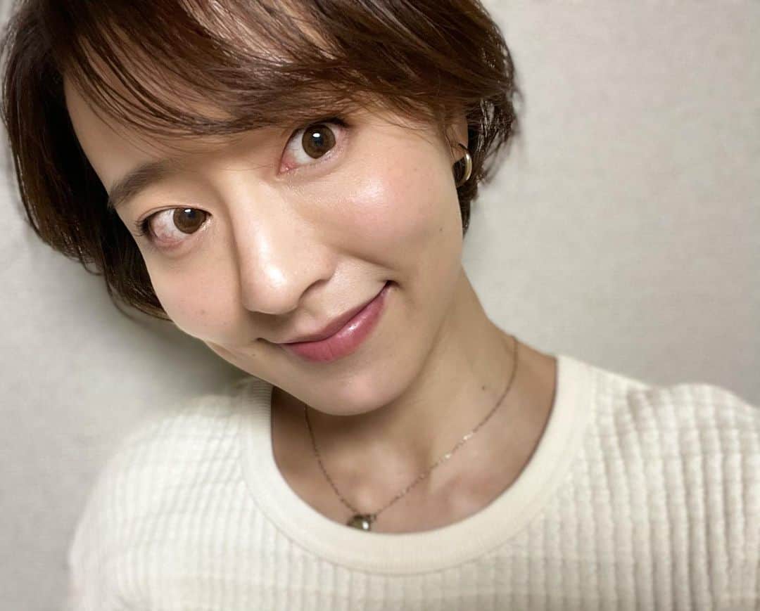 福田樹のインスタグラム：「・ ・ アプリなし、加工なし。 先日の撮影で、お肌の調子がとてもよくて化粧ノリ抜群で褒められた日♪ (小ジワ、シミ、ほくろなどは年相応のナチュラルな肌ということで見逃して下さい🙏笑)  まだまだ道のりは長いけど(むしろ終わりはないのだろうけど🙄)、意識してることで少しずつ成果が出てきてるのかなと思うと嬉しい☺️ ＂肌が綺麗＂これがどれだけ女性の気持ちの明るさに影響するか🥺！自信が持てるように引き続き頑張ろう✨ ・ #美肌になりたい  #綺麗になりたい  #永遠のテーマ #美容好きな人と繋がりたい  #スキンケア #アラサー美容」