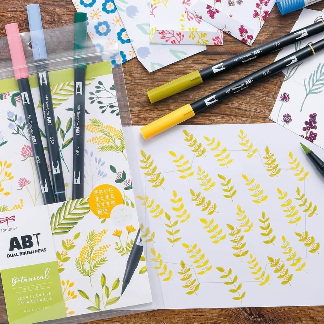 トンボ鉛筆さんのインスタグラム写真 - (トンボ鉛筆Instagram)「全108色の水性マーカーABTは、初めて買う時に色選びで迷いがち　という声にお応えして、テーマ別のカラーセットをご用意しています。  今日は6色セットの「ボタニカル」をご紹介！ 鮮やかな緑を中心とした、植物を描くのに適した6色セットです。 どの色同士でもきれいな組み合わせでまとまりやすいので、ABTの入門セットとしておすすめです♪  パッケージにはアーティストのShihoさん @_brush_brush_ に描いていただいたイラストが🌷🌿🌾是非真似して描いてみてください🖌 パッケージ台紙を切り取ると「ミニ封筒」のテンプレートになる仕様で、オリジナルの封筒作りも楽しめます。  少しずつ春めいてきたこの頃🌿目覚めはじめた植物のスケッチにもおすすめのセットです🌷 . . . #ABT6色セット #トンボABT #ABT #tombowdualbrushpens  #ハンドレタリング初心者 #tombowabt  #イラスト好きな人と繋がりたい #配色アイデア手帖 #配色アイデア #配色パターン #withtombow #トンボ鉛筆 #tombow #tombowpencil #botanical #ボタニカル」2月24日 17時46分 - tombowpencil