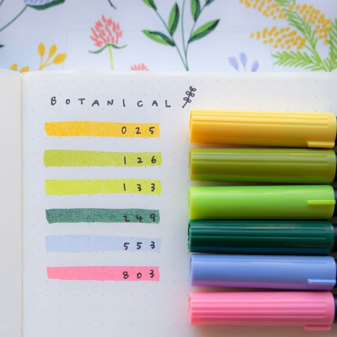 トンボ鉛筆さんのインスタグラム写真 - (トンボ鉛筆Instagram)「全108色の水性マーカーABTは、初めて買う時に色選びで迷いがち　という声にお応えして、テーマ別のカラーセットをご用意しています。  今日は6色セットの「ボタニカル」をご紹介！ 鮮やかな緑を中心とした、植物を描くのに適した6色セットです。 どの色同士でもきれいな組み合わせでまとまりやすいので、ABTの入門セットとしておすすめです♪  パッケージにはアーティストのShihoさん @_brush_brush_ に描いていただいたイラストが🌷🌿🌾是非真似して描いてみてください🖌 パッケージ台紙を切り取ると「ミニ封筒」のテンプレートになる仕様で、オリジナルの封筒作りも楽しめます。  少しずつ春めいてきたこの頃🌿目覚めはじめた植物のスケッチにもおすすめのセットです🌷 . . . #ABT6色セット #トンボABT #ABT #tombowdualbrushpens  #ハンドレタリング初心者 #tombowabt  #イラスト好きな人と繋がりたい #配色アイデア手帖 #配色アイデア #配色パターン #withtombow #トンボ鉛筆 #tombow #tombowpencil #botanical #ボタニカル」2月24日 17時46分 - tombowpencil
