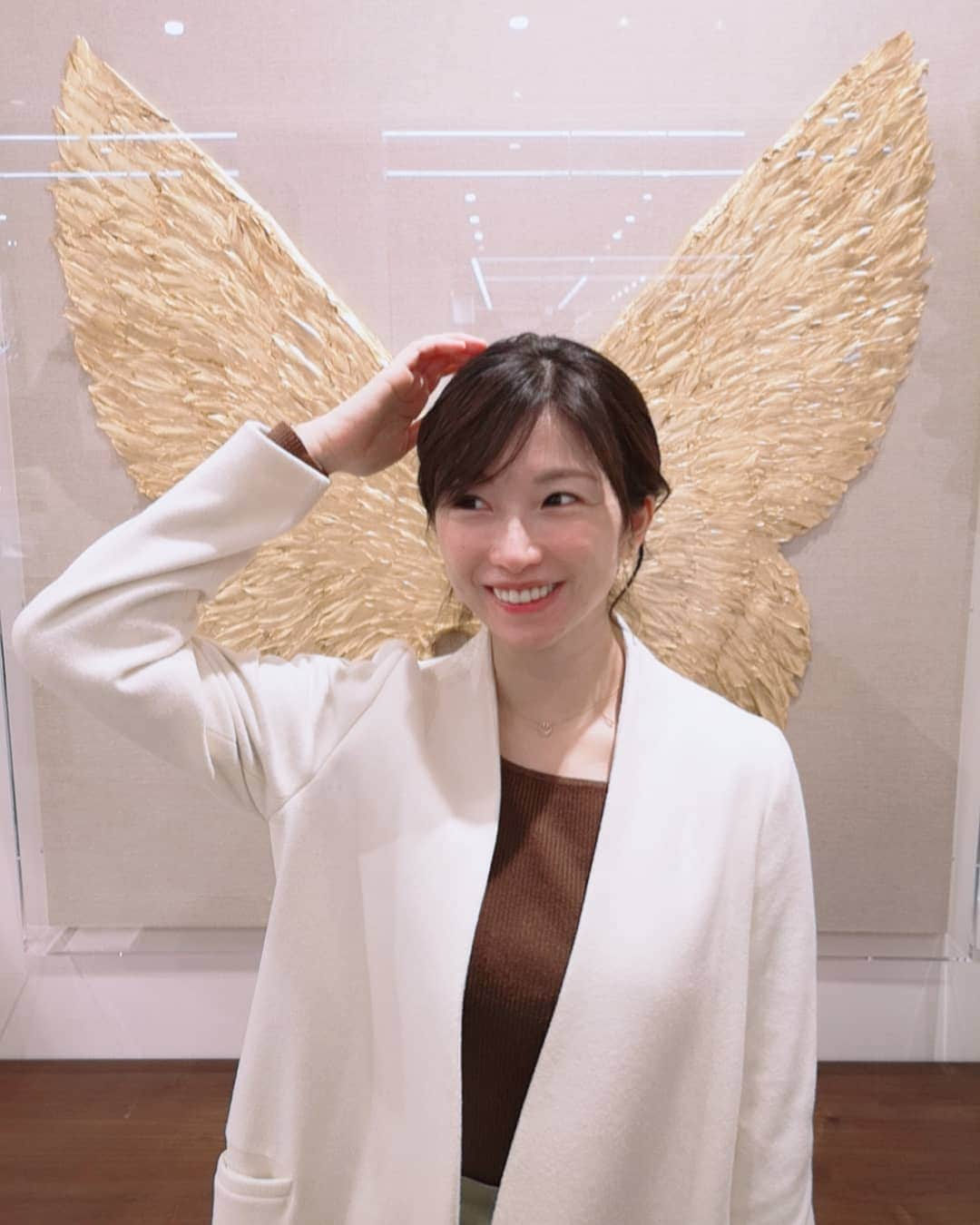 高見こころのインスタグラム：「黄金の羽根みっけ✨  天使の写真が撮れる〜👼  撮って撮って〜 って撮ってもらったら  頭に羽根、生えちゃってた😂  #羽根 #羽根アート #黄金の翼 #頭に #おかしいなぁ #こんなはずではなかった #まいっかw #天使の羽」