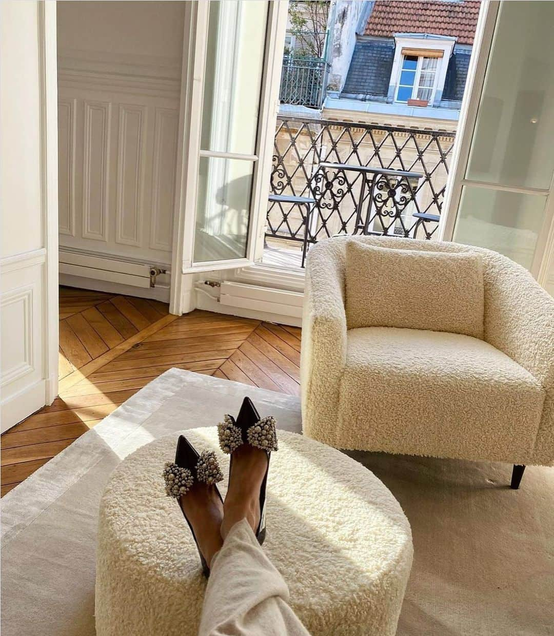 ELLE Germanyさんのインスタグラム写真 - (ELLE GermanyInstagram)「Chic im Home Office: Wir warten nicht mehr auf den passenden Anlass für elegante Schuhe, sondern schaffen ihn einfach selbst – und tragen unsere Pumps jetzt auch als Hausschuh-Alternative. Da steigt gleich die Motivation, versprochen! Jetzt mit Klick aufs Bild nachshoppen. ✨ Photocredit: @custommade_official #shoes #fashioninspo #shoelover (Anzeige)」2月24日 17時47分 - ellegermany