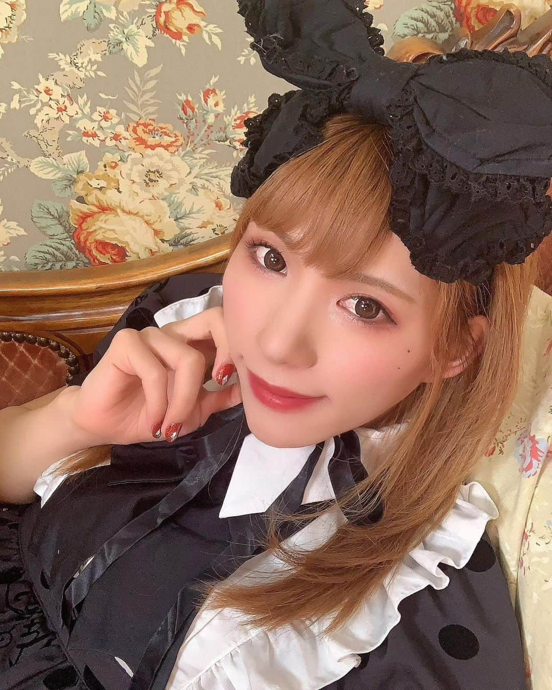 まゆりのインスタグラム：「普段やらない系コスチュームをお友達にコーデしてもらってます💕」