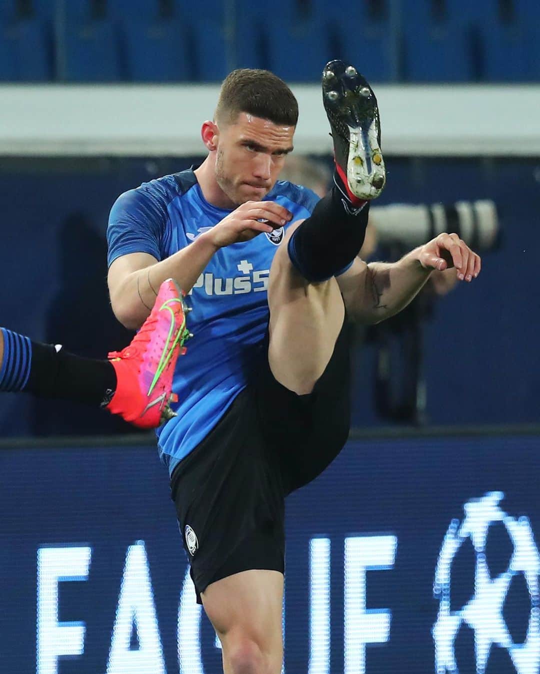 アタランタBCのインスタグラム：「INSIEME 🤝 TOGETHER ⚫️🔥 FORZA ATALANTA! 🔥🔵 ⠀ #AtalantaReal #UCL #GoAtalantaGo ⚫️🔵 #Atalanta #BergAMO #ForzaAtalanta」