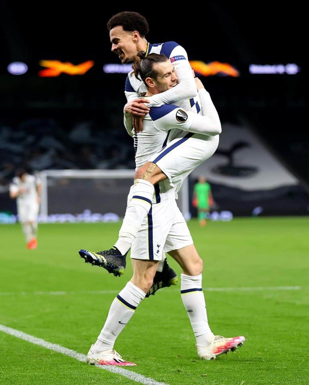 ガレス・ベイルさんのインスタグラム写真 - (ガレス・ベイルInstagram)「On to the last 16! COYS ⚪️💪🏼」2月25日 4時48分 - garethbale11