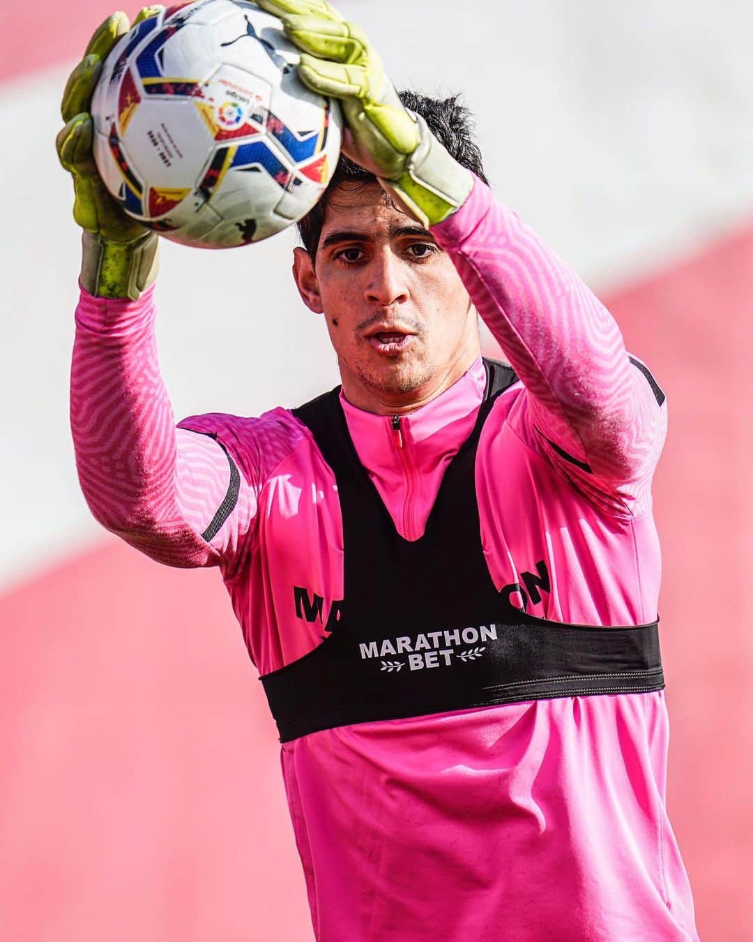 セビージャFCのインスタグラム：「🧤⚽️🧤  🔜 #SevillaFCBarça   #laliga #goalkeeper #vamosmisevilla #training」