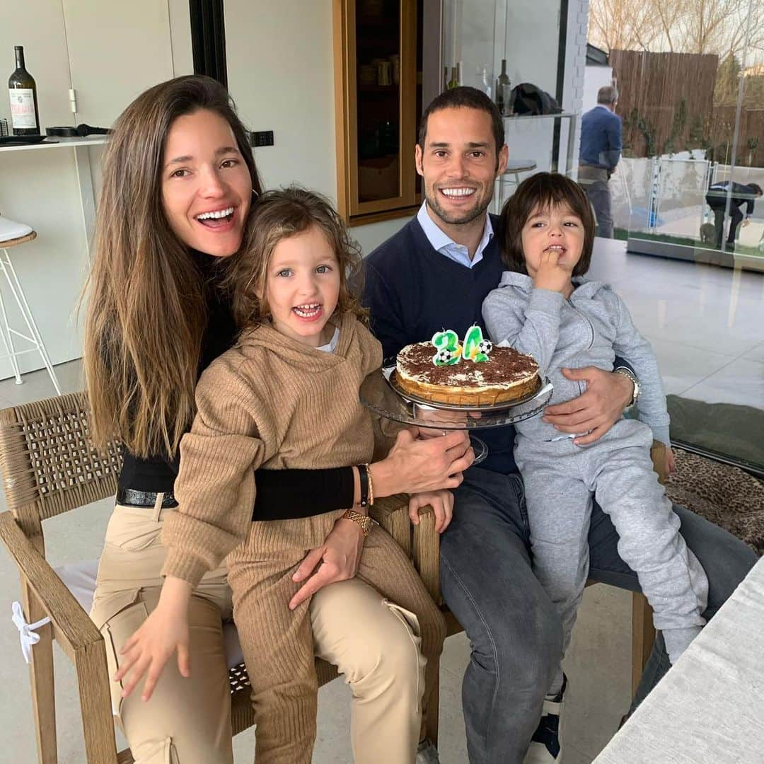 マリオ・スアレスのインスタグラム：「34 rodeado de lo que más quiero 👨‍👩‍👧‍👦❤️🎂 No quiero nada más  Salud para todos 🙏❤️」