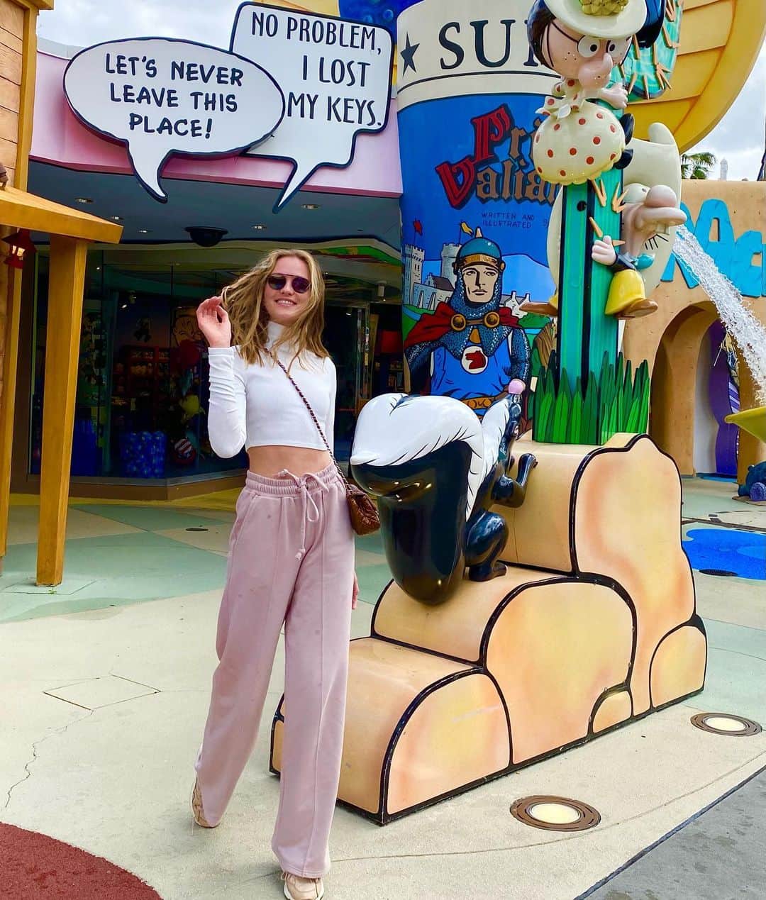 ヴラダ・ロスリャコヴァのインスタグラム：「When @alla convinced me to fly to Puerto Rico with her after 5 days in Florida... Sure! Why not!  🙈By the way, I think I’m done with amusement parks for next couple of years. 🤦‍♀️」