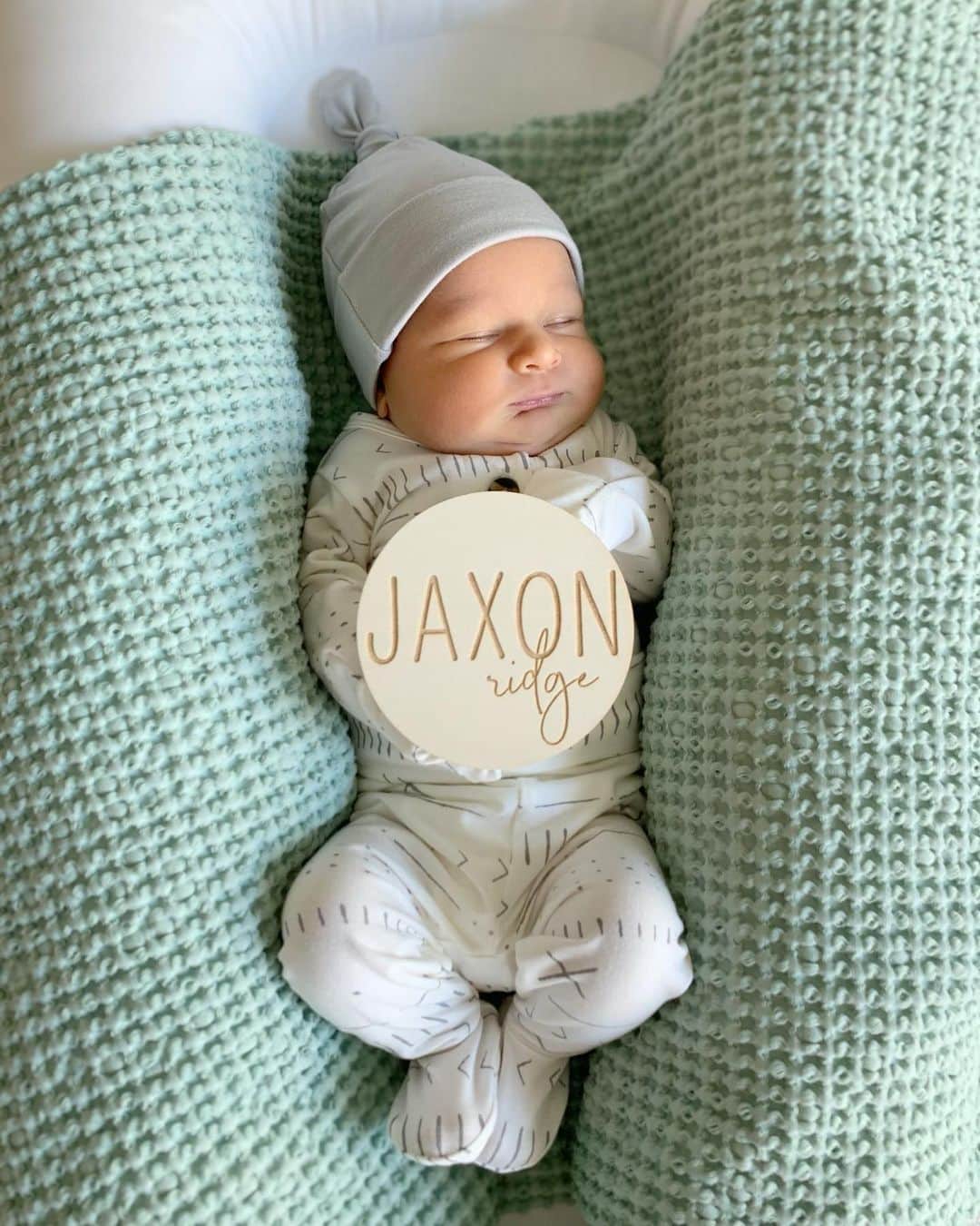 ロス・ストリップリングのインスタグラム：「Welcome to the world Jaxon Ridge Stripling!   Born 2/19/2021 - 7lbs 9oz - in the middle of a Texas snowstorm! Shelby and Jaxon are both doing great! #BabyChickenStrip」