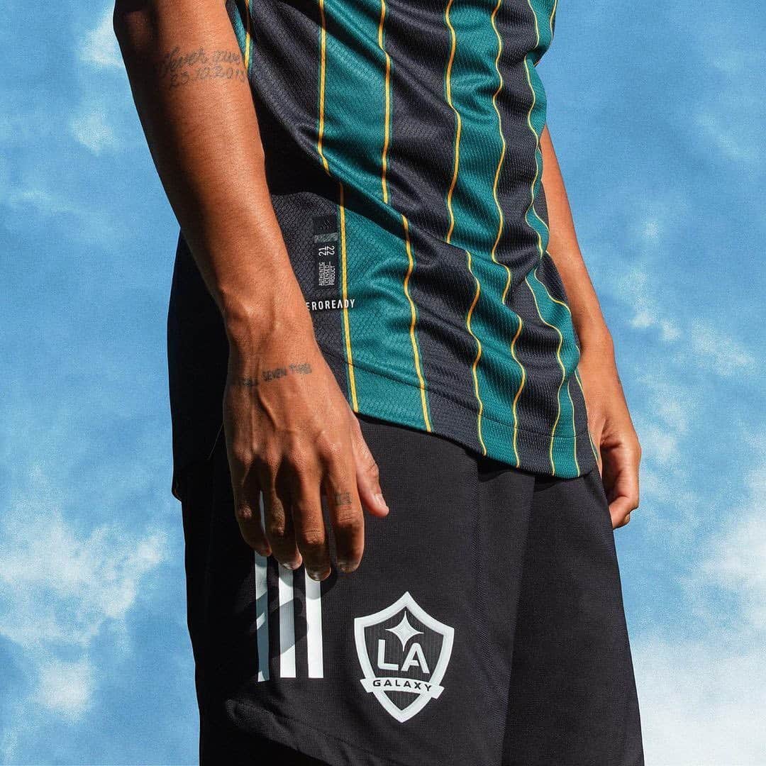 Major League Soccerさんのインスタグラム写真 - (Major League SoccerInstagram)「Born from the club’s culture but with a modern twist. @lagalaxy’s new kit just dropped! 💯」2月25日 3時27分 - mls